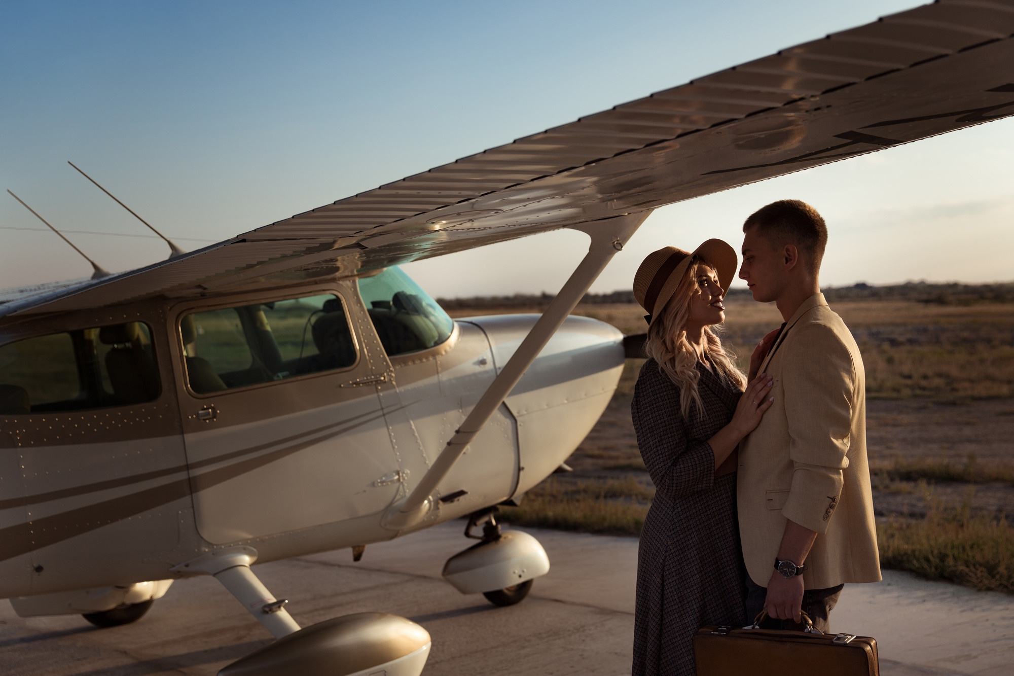 Фотосессия пары возле самолета. Свадебный и портретный фотограф в Санкт-Петербурге Надежда Чечулина