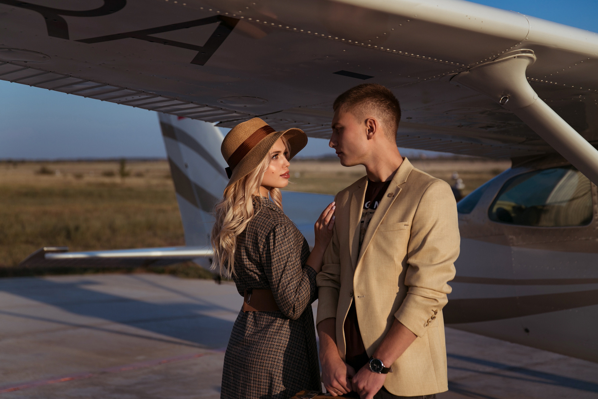 Фотосессия пары возле самолета. Свадебный и портретный фотограф в Санкт-Петербурге Надежда Чечулина