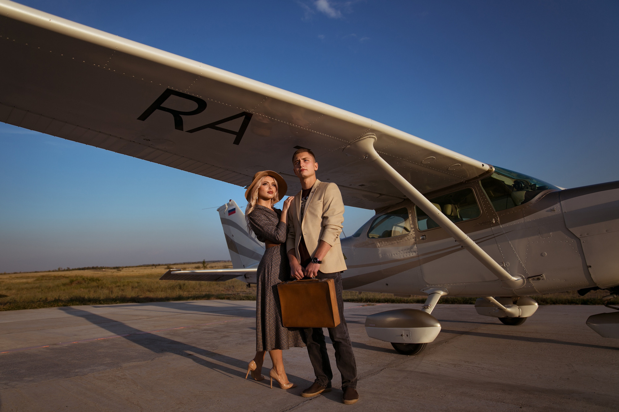 Фотосессия пары возле самолета. Свадебный и портретный фотограф в Санкт-Петербурге Надежда Чечулина