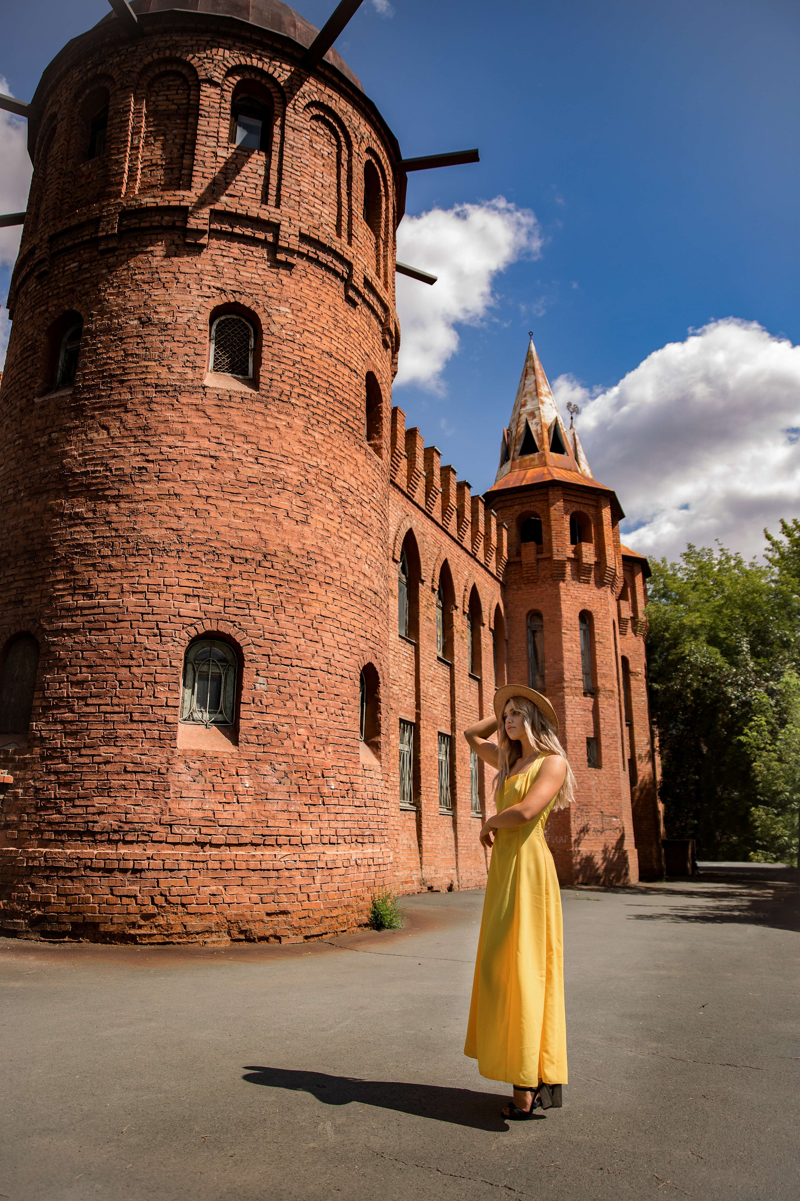 Портретная фотосессия девушки возле замка. Свадебный и портретный фотограф в Санкт-Петербурге Надежда Чечулина