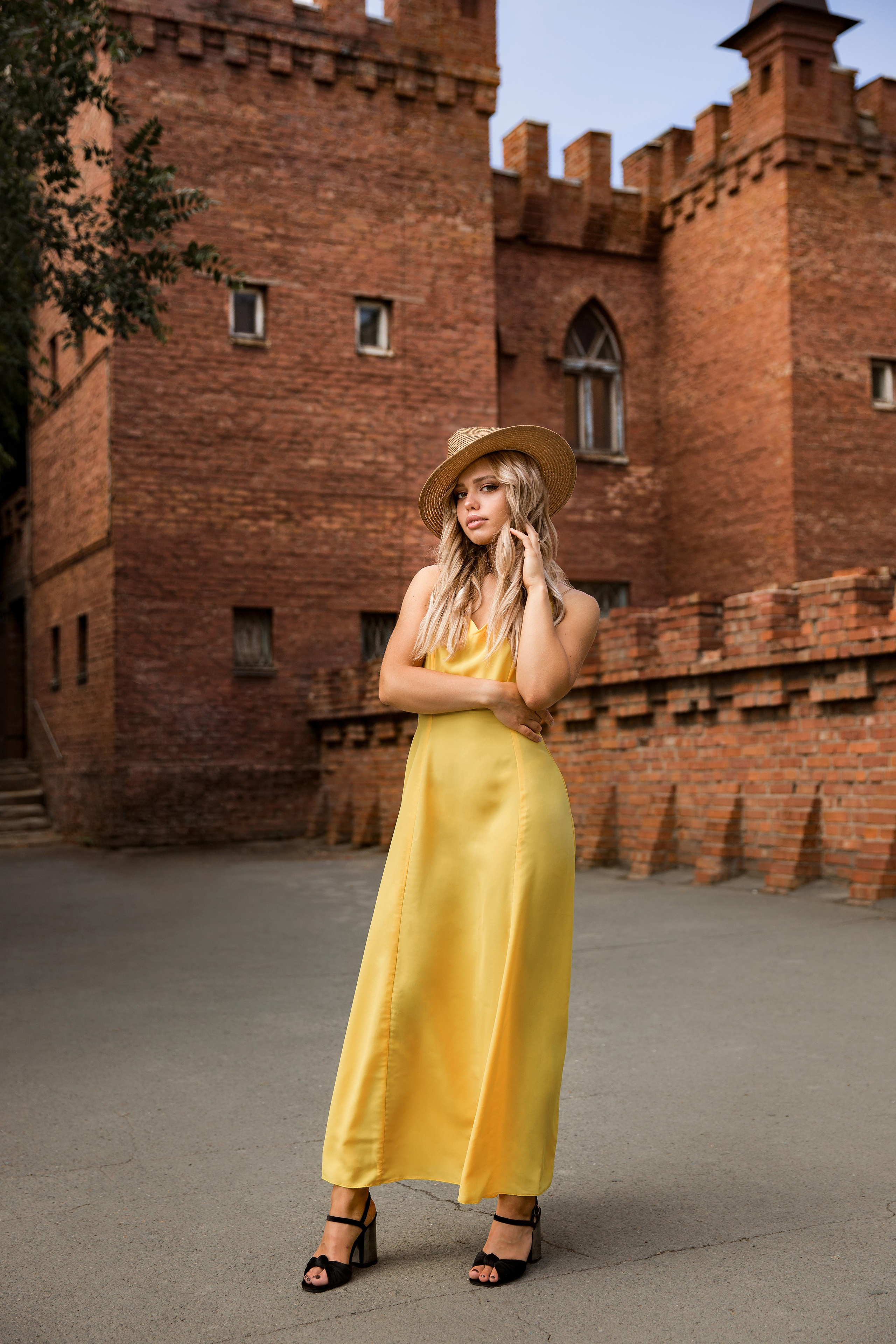 Портретная фотосессия девушки возле замка. Свадебный и портретный фотограф в Санкт-Петербурге Надежда Чечулина