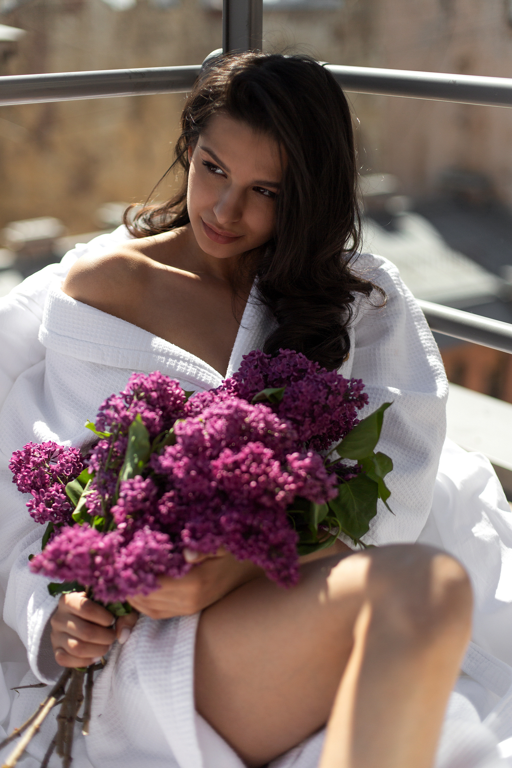 Фотосъемка девушки в отеле с сиренью. Свадебный и портретный фотограф в Санкт-Петербурге Надежда Чечулина