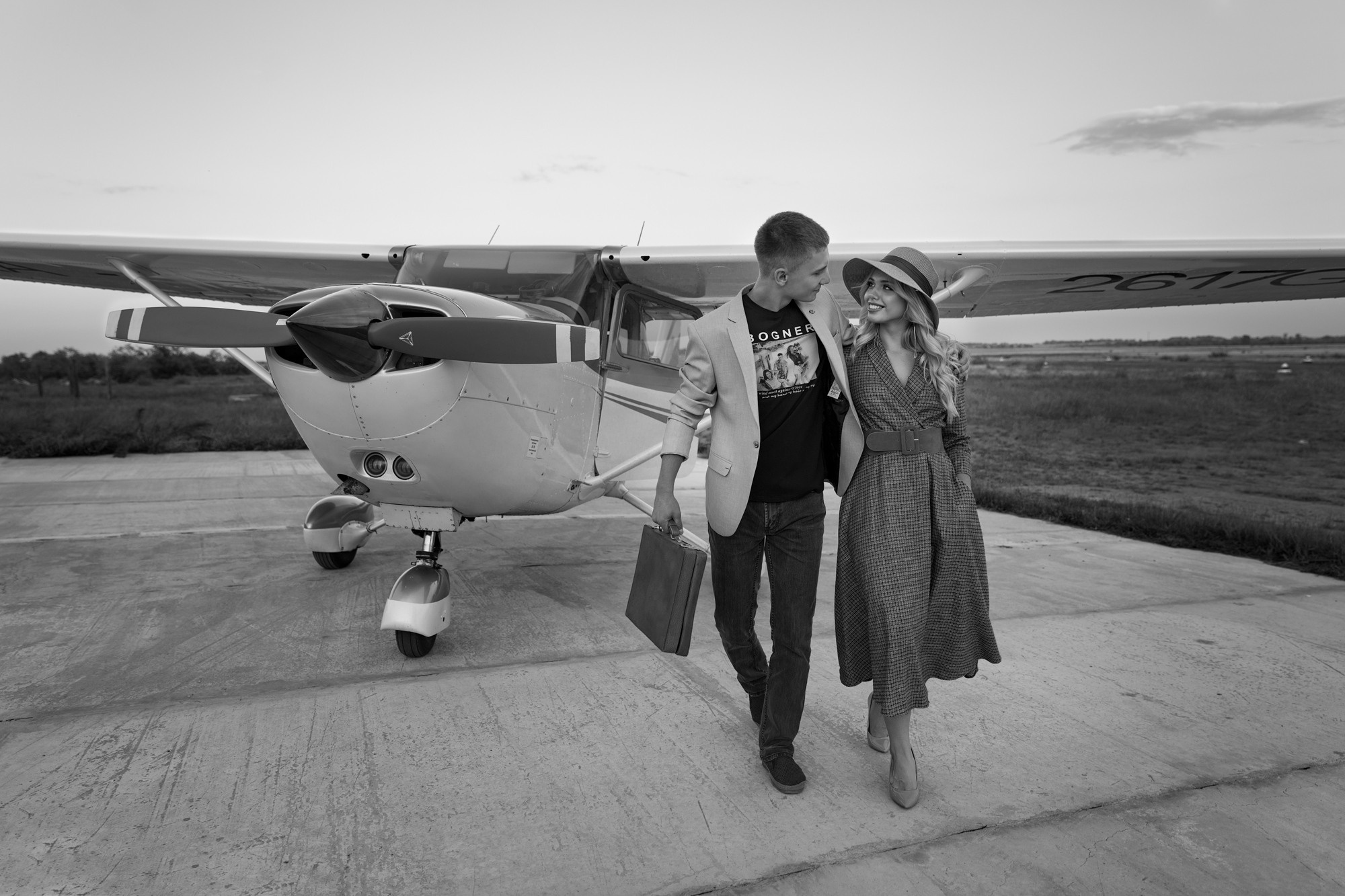 Фотосессия пары возле самолета. Свадебный и портретный фотограф в Санкт-Петербурге Надежда Чечулина