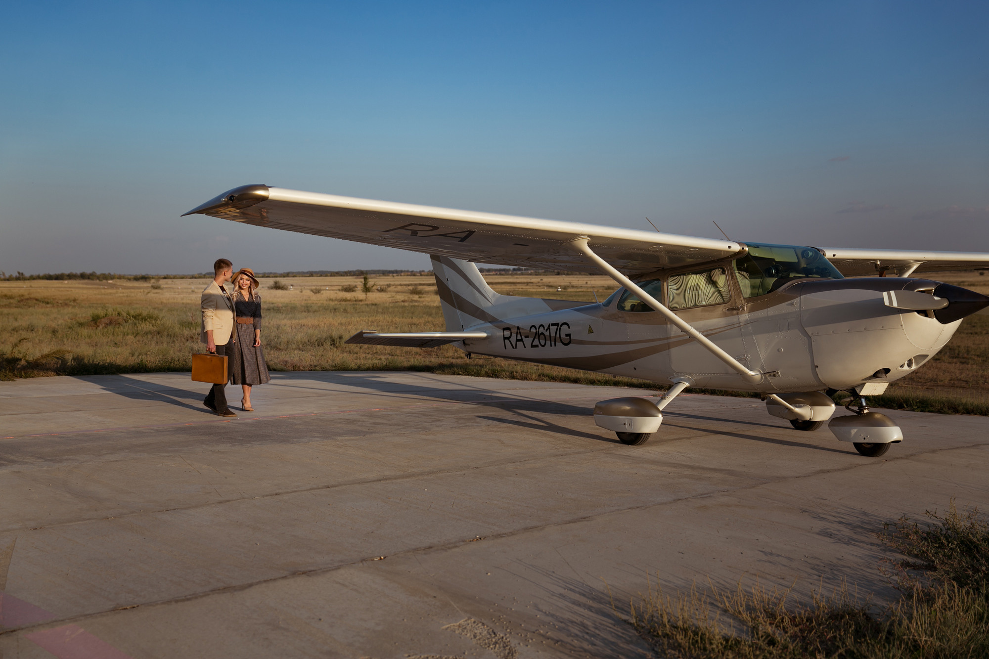 Фотосессия пары возле самолета. Свадебный и портретный фотограф в Санкт-Петербурге Надежда Чечулина