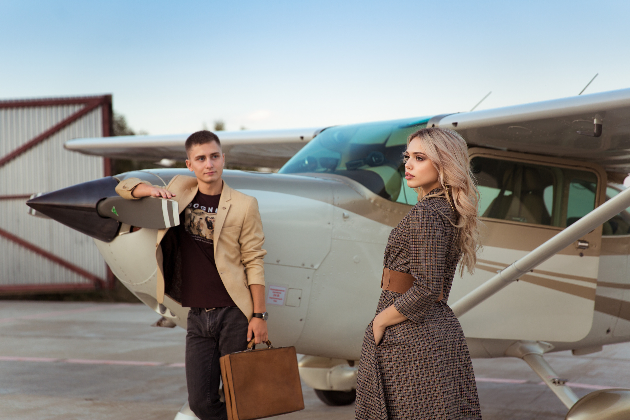Фотосессия пары возле самолета. Свадебный и портретный фотограф в Санкт-Петербурге Надежда Чечулина