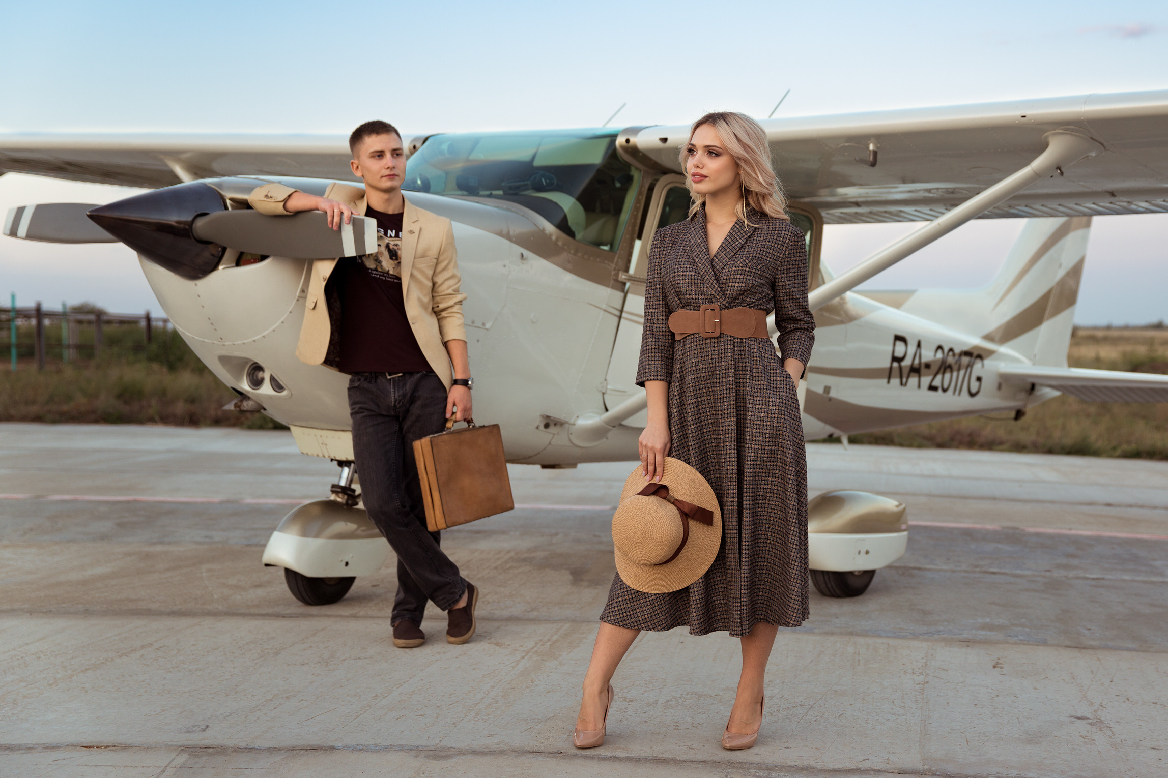 Фотосессия пары возле самолета. Свадебный и портретный фотограф в Санкт-Петербурге Надежда Чечулина
