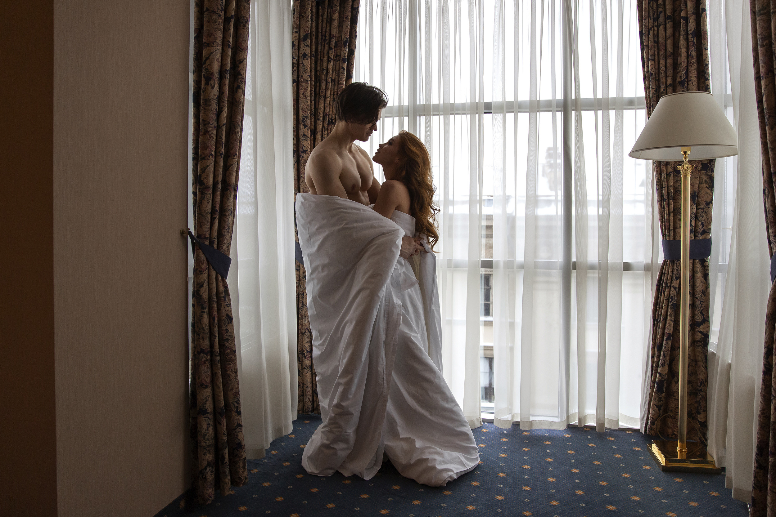 Фотосессия пары в отеле Петербурга. Свадебный и портретный фотограф в Санкт-Петербурге Надежда Чечулина