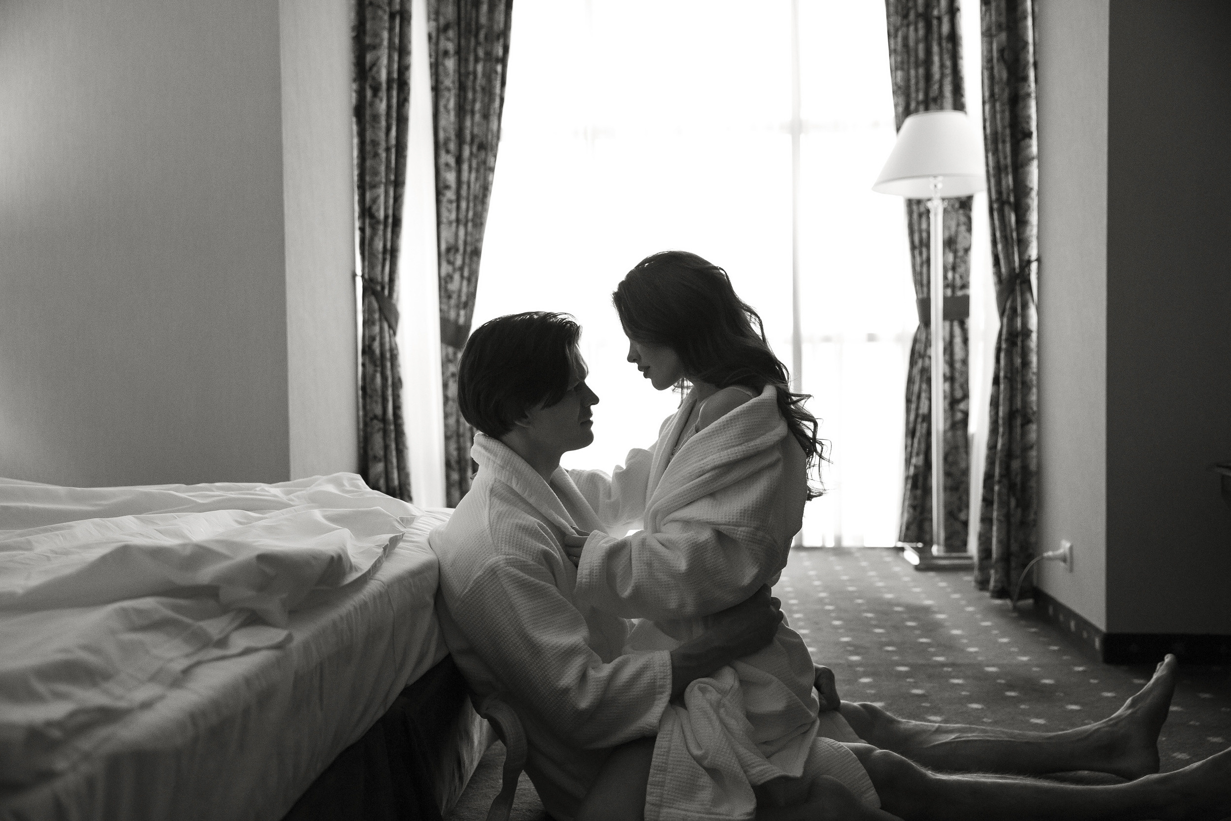 Фотосессия пары в отеле Петербурга. Свадебный и портретный фотограф в Санкт-Петербурге Надежда Чечулина