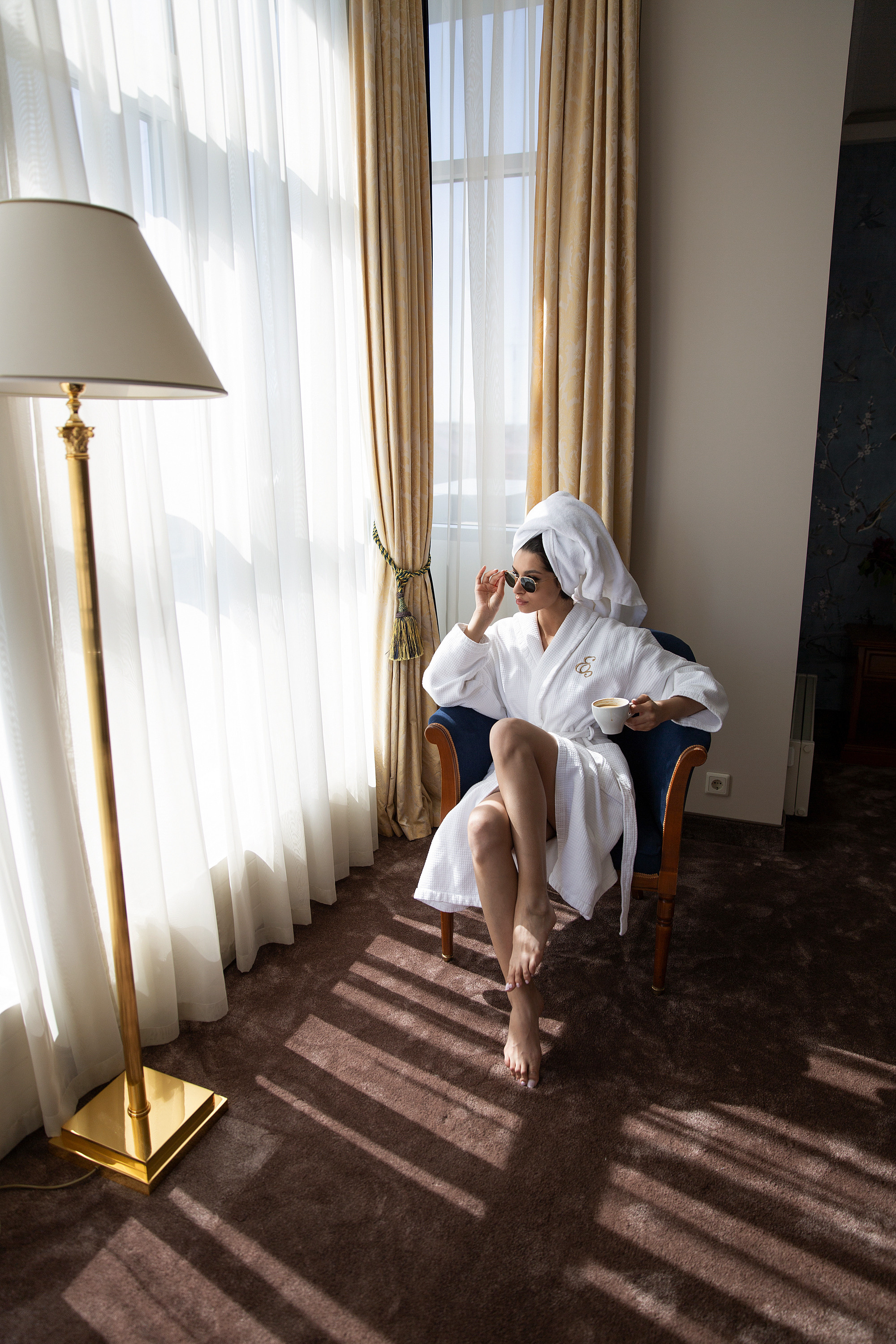 Фотосъемка девушки в отеле с сиренью. Свадебный и портретный фотограф в Санкт-Петербурге Надежда Чечулина