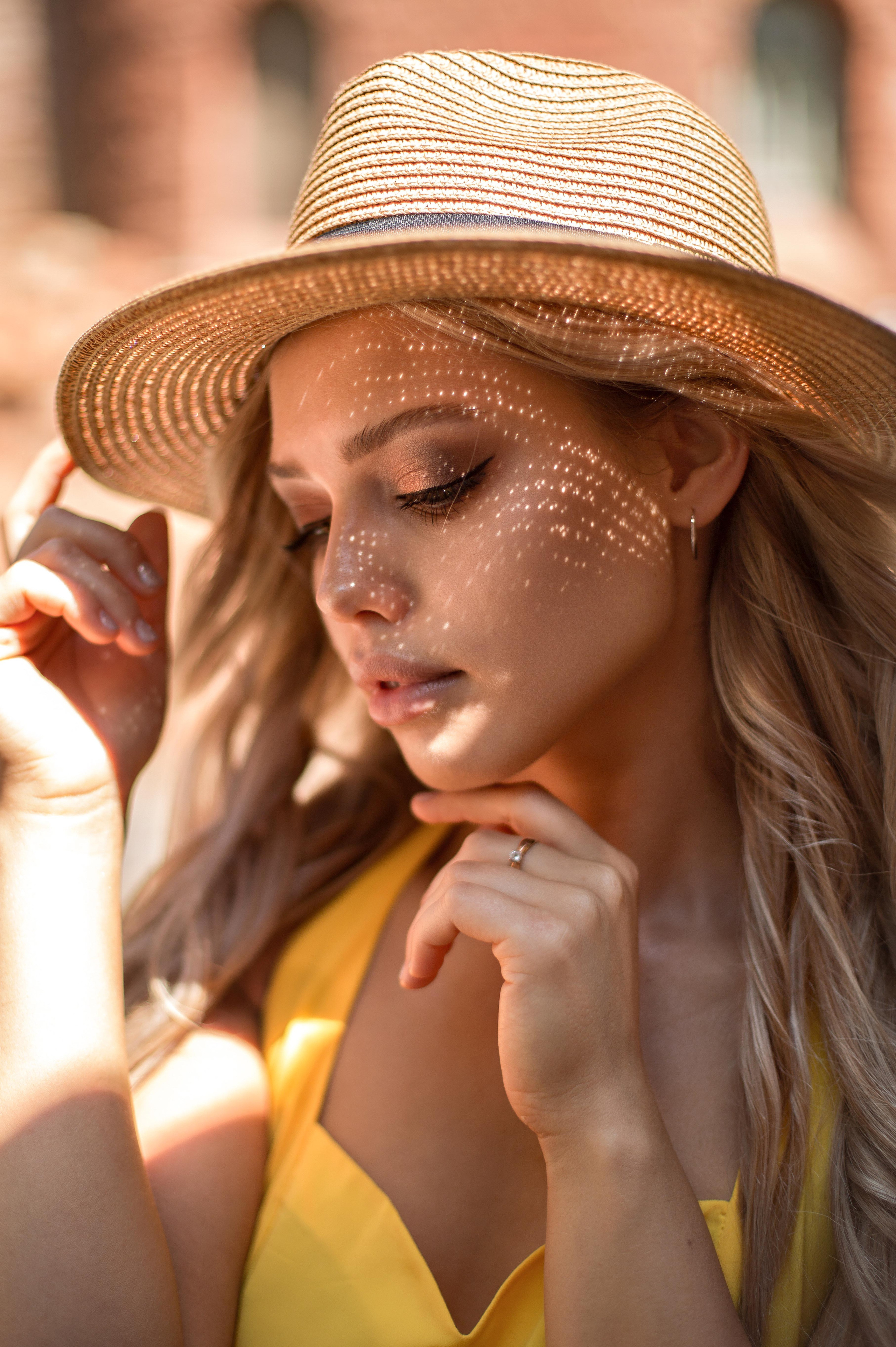 Портретная фотосессия девушки возле замка. Свадебный и портретный фотограф в Санкт-Петербурге Надежда Чечулина