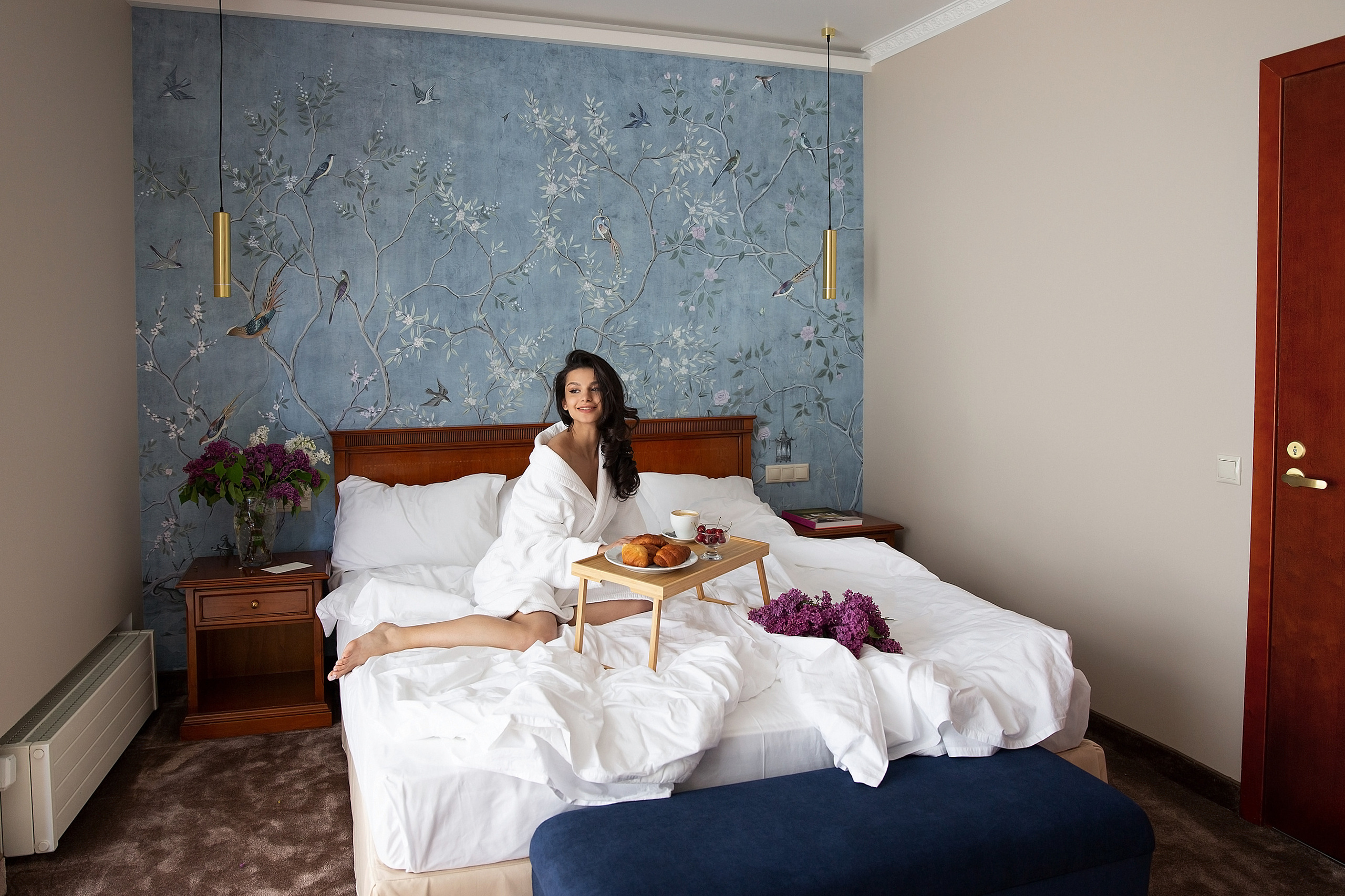 Фотосъемка девушки в отеле с сиренью. Свадебный и портретный фотограф в Санкт-Петербурге Надежда Чечулина