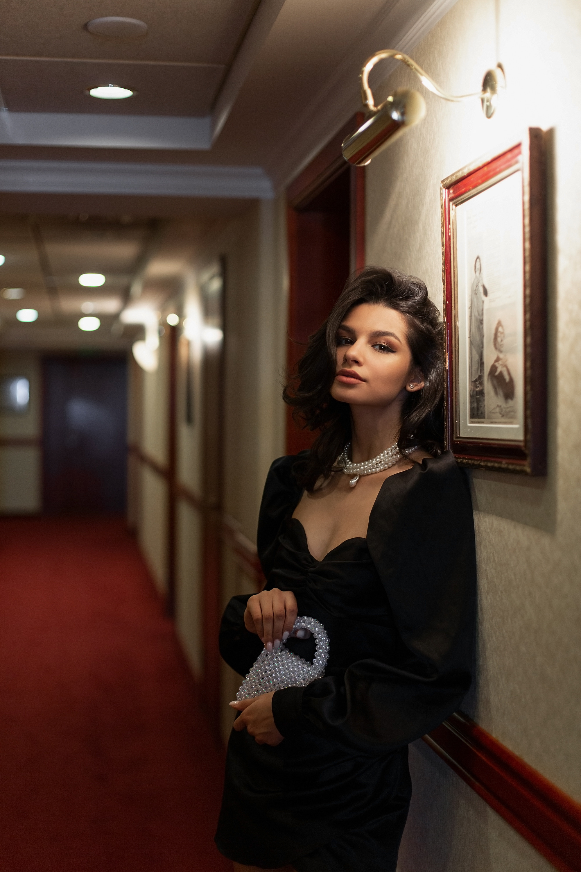 Фотосъемка девушки в отеле с сиренью. Свадебный и портретный фотограф в Санкт-Петербурге Надежда Чечулина