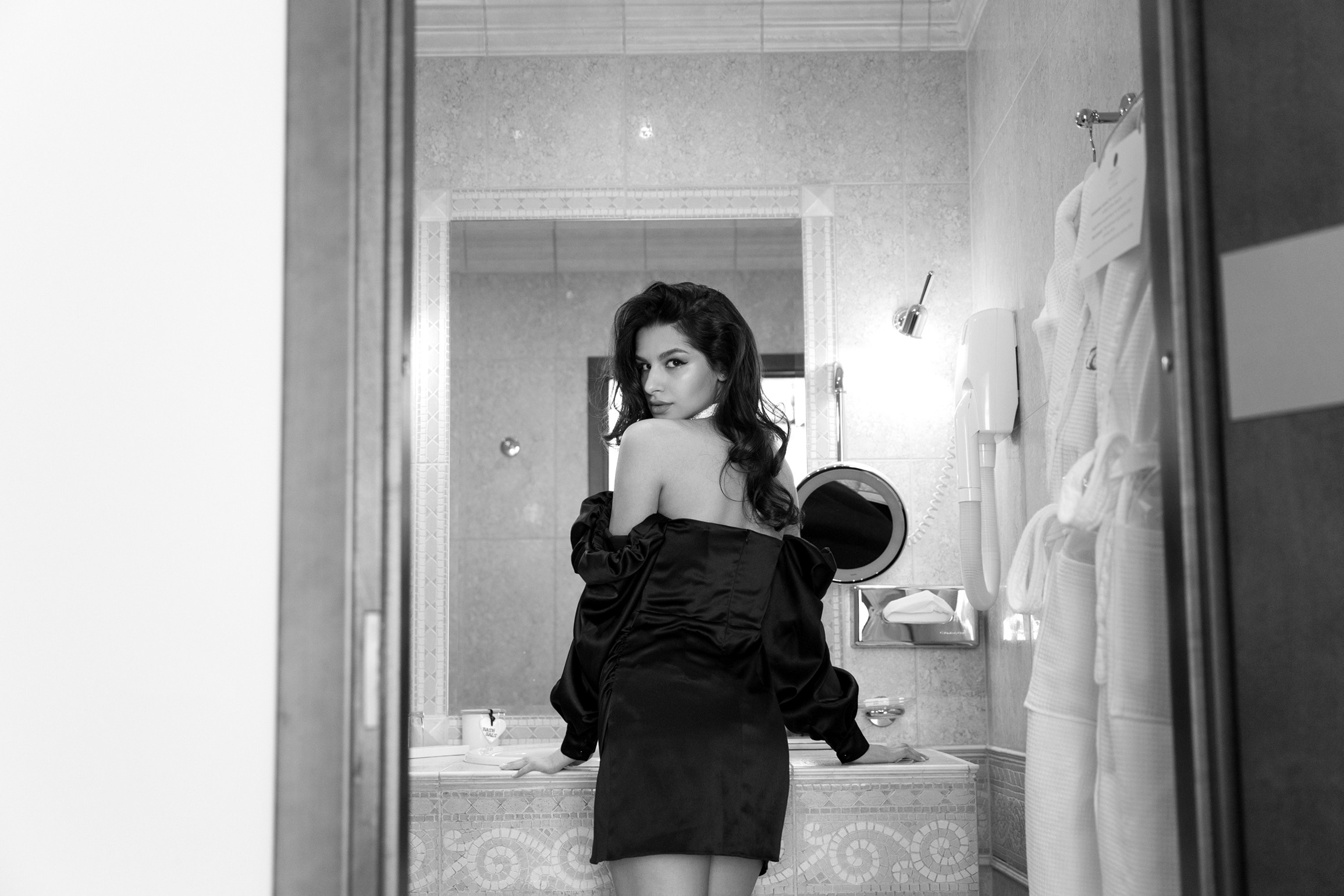 Фотосъемка девушки в отеле с сиренью. Свадебный и портретный фотограф в Санкт-Петербурге Надежда Чечулина