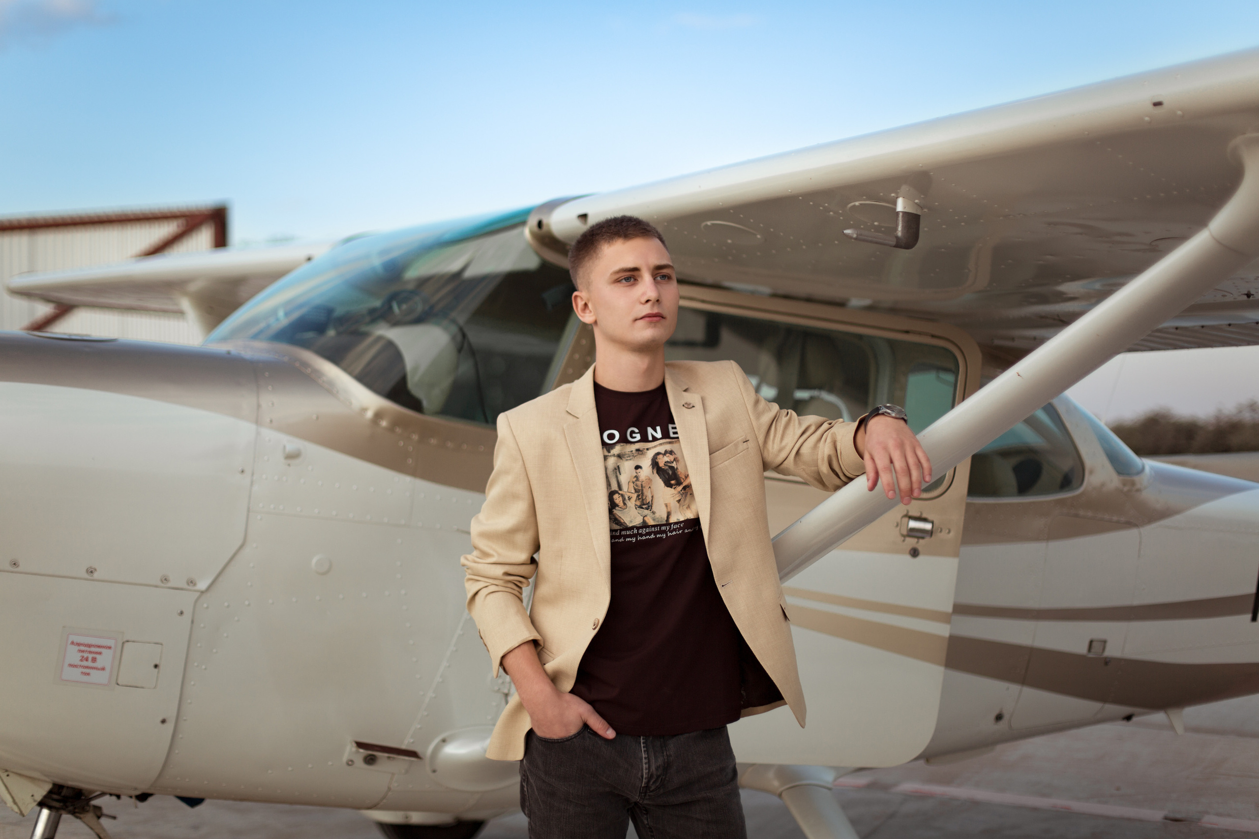 Фотосессия пары возле самолета. Свадебный и портретный фотограф в Санкт-Петербурге Надежда Чечулина