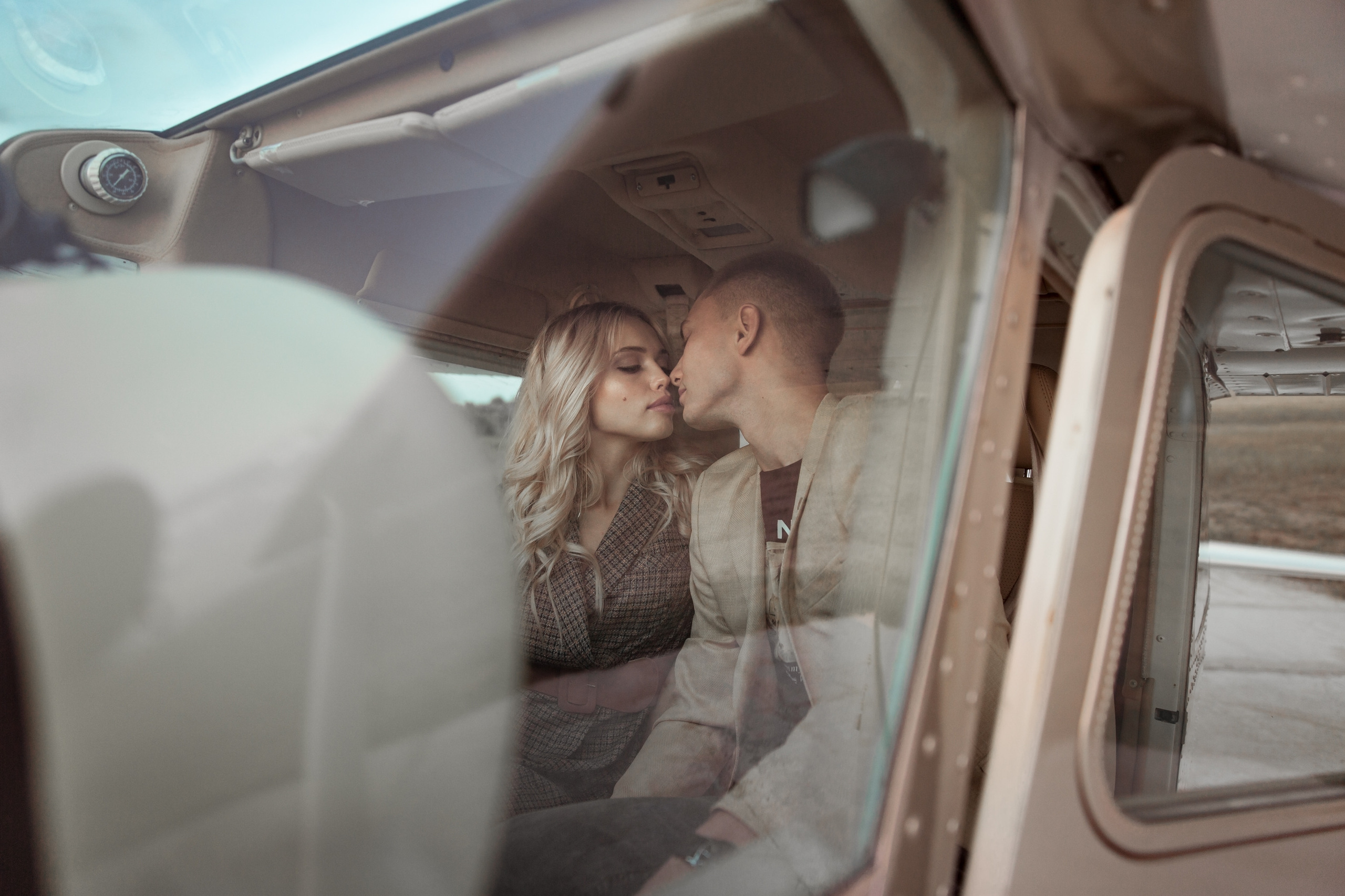 Фотосессия пары возле самолета. Свадебный и портретный фотограф в Санкт-Петербурге Надежда Чечулина