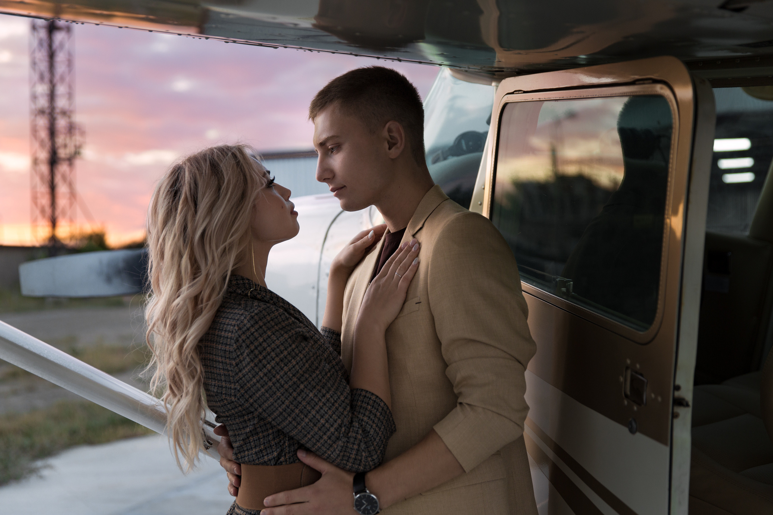 Фотосессия пары возле самолета. Свадебный и портретный фотограф в Санкт-Петербурге Надежда Чечулина