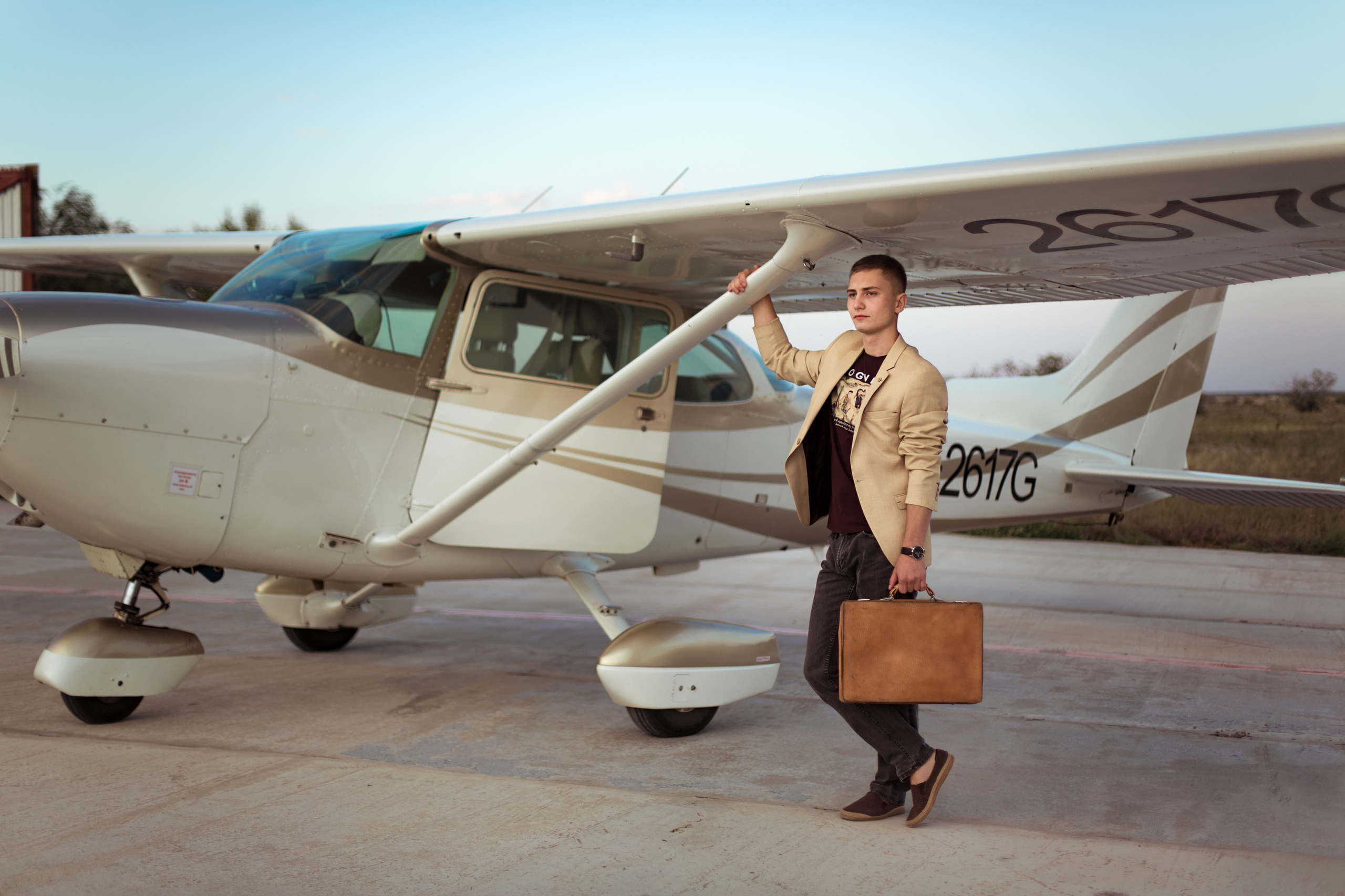 Фотосессия пары возле самолета. Свадебный и портретный фотограф в Санкт-Петербурге Надежда Чечулина