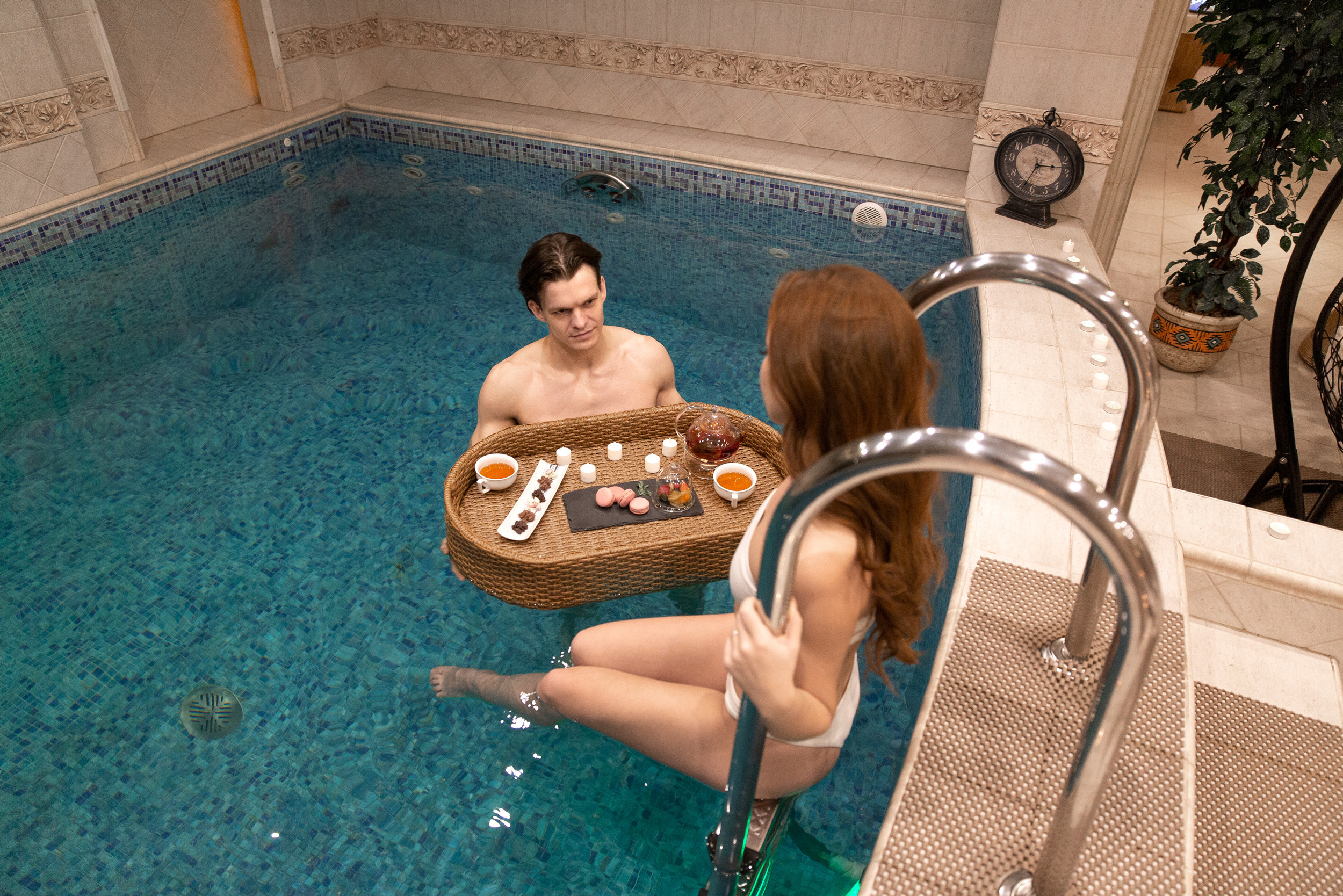 Фотосессия пары в отеле Петербурга. Свадебный и портретный фотограф в Санкт-Петербурге Надежда Чечулина