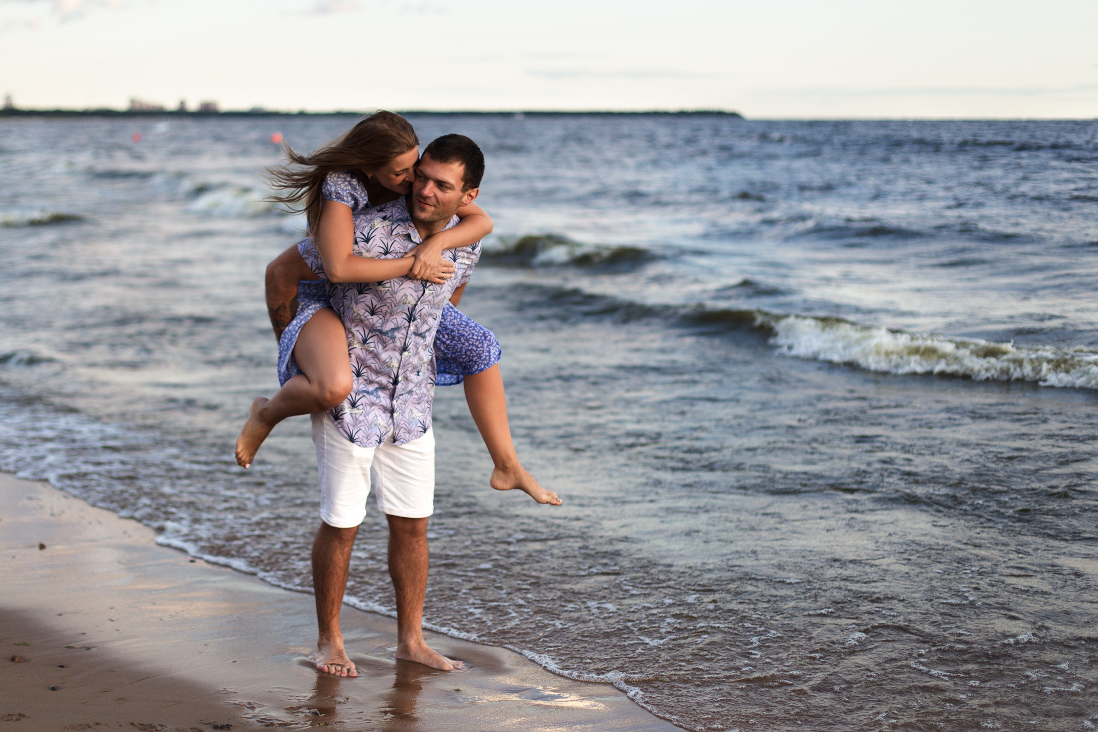 Фотосессия пары на Финском заливе. Свадебный и портретный фотограф в Санкт-Петербурге Надежда Чечулина