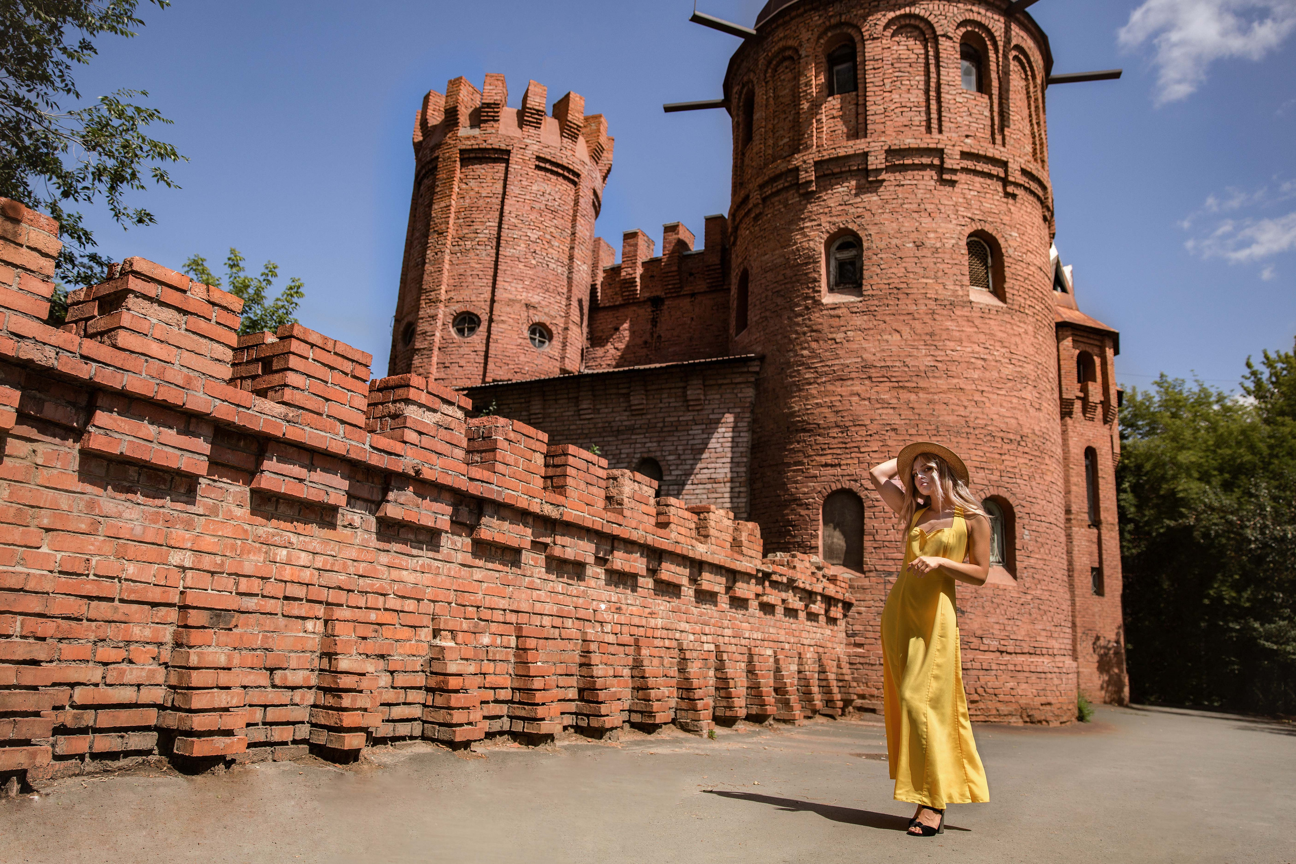 Портретная фотосессия девушки возле замка. Свадебный и портретный фотограф в Санкт-Петербурге Надежда Чечулина