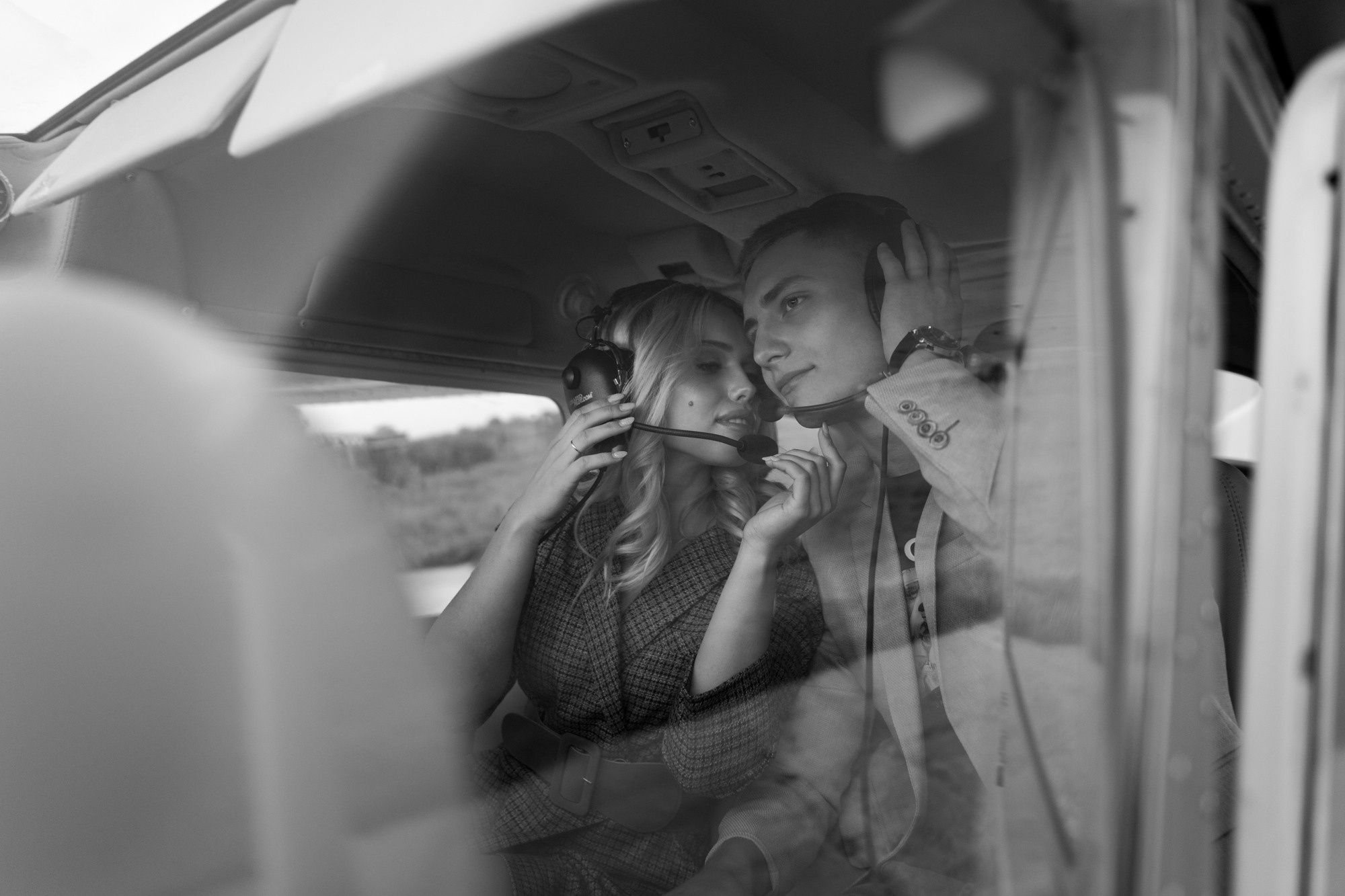 Фотосессия пары возле самолета. Свадебный и портретный фотограф в Санкт-Петербурге Надежда Чечулина