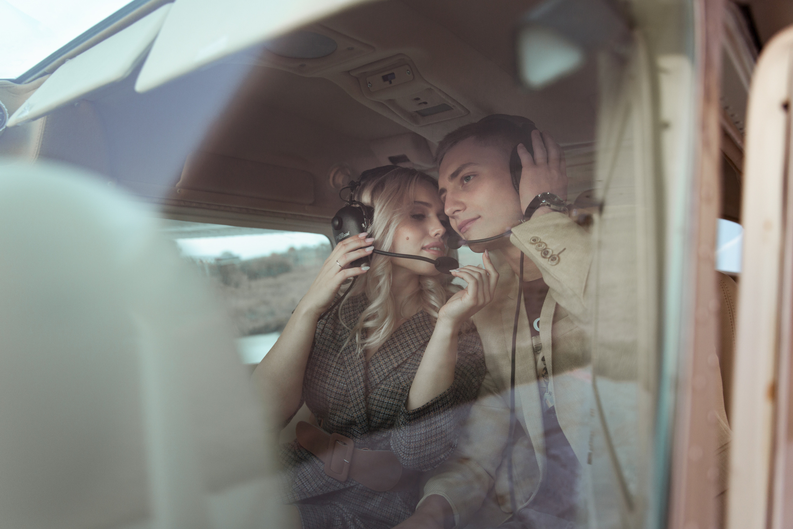 Фотосессия пары возле самолета. Свадебный и портретный фотограф в Санкт-Петербурге Надежда Чечулина