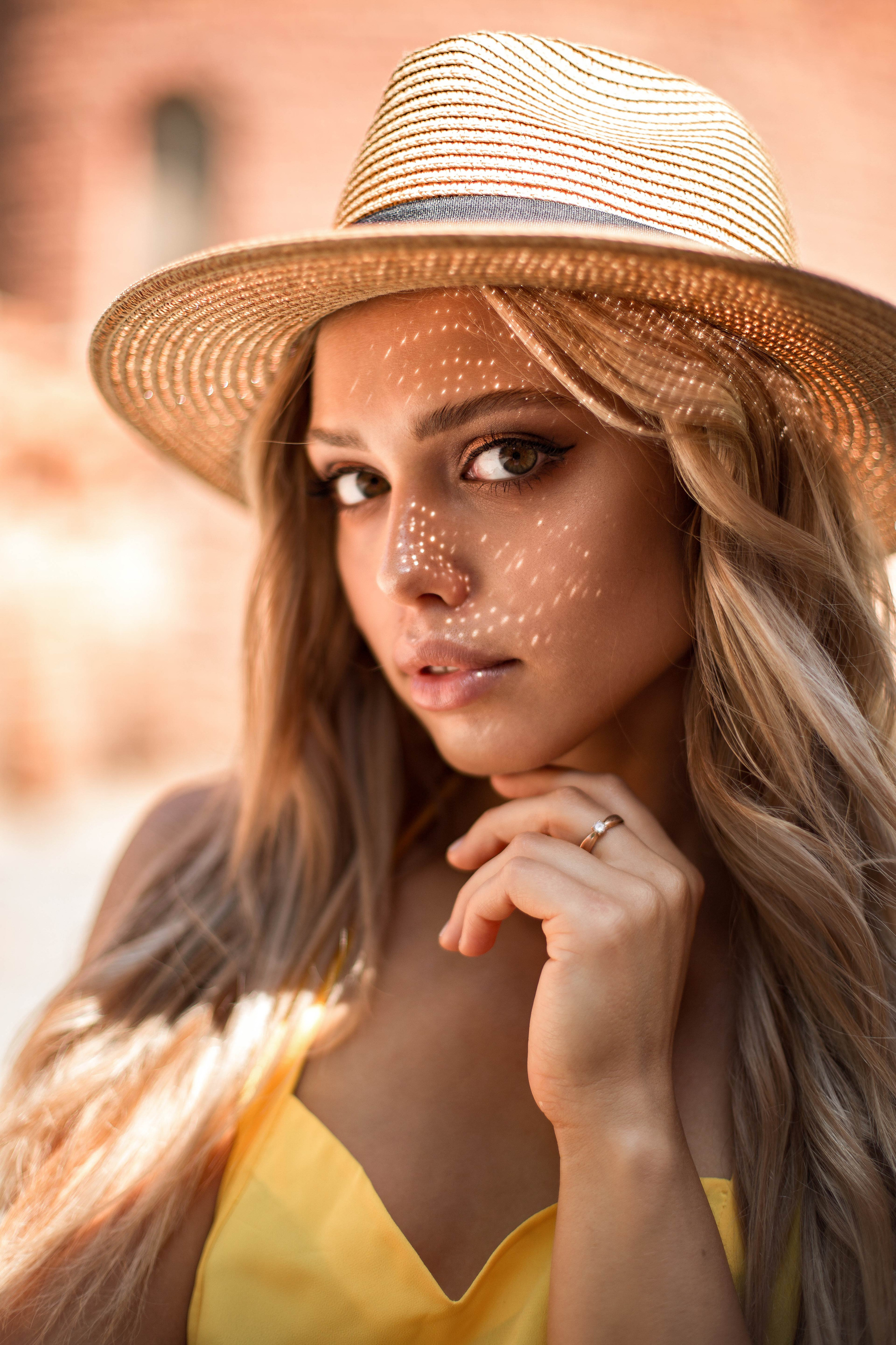 Портретная фотосессия девушки возле замка. Свадебный и портретный фотограф в Санкт-Петербурге Надежда Чечулина