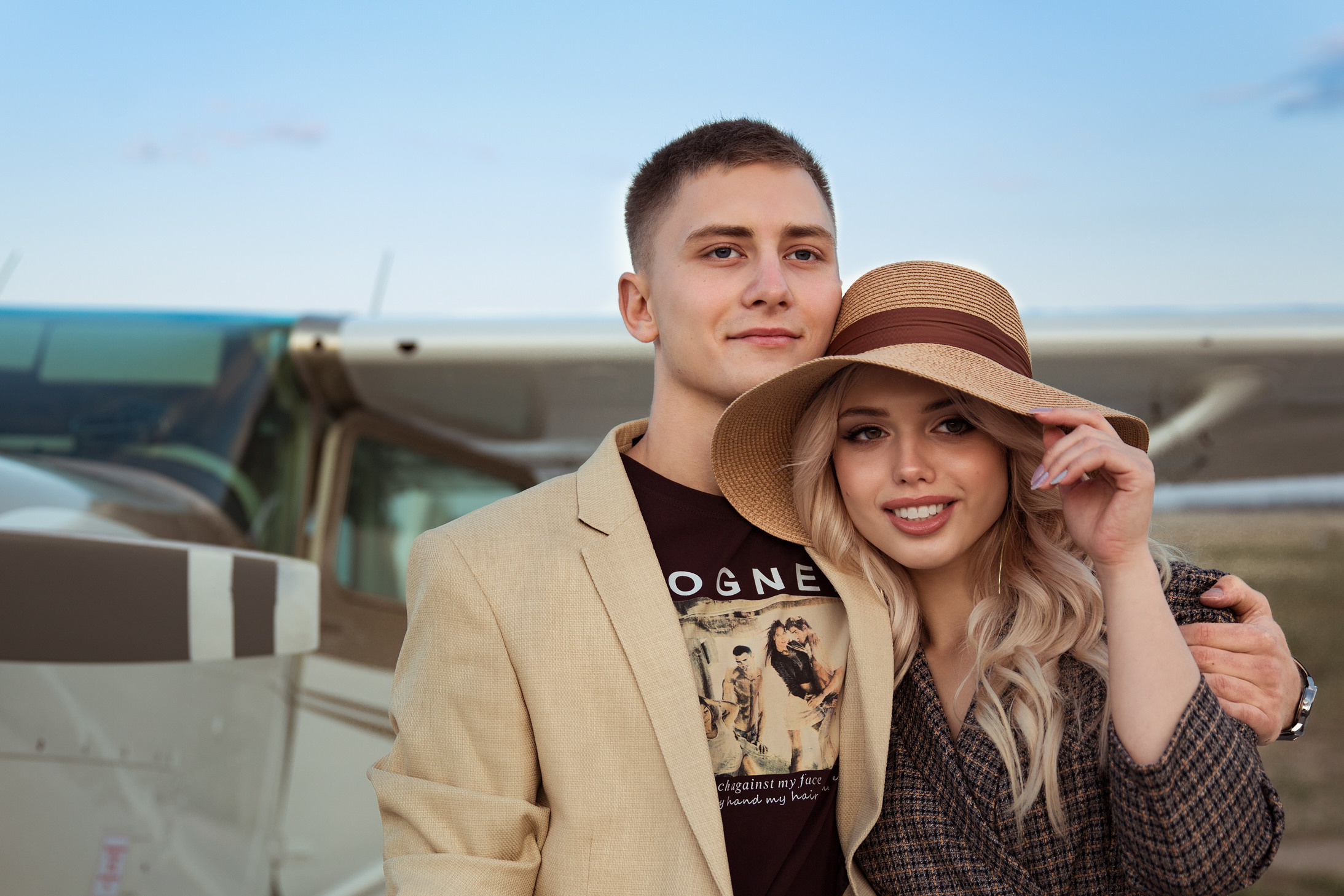 Фотосессия пары возле самолета. Свадебный и портретный фотограф в Санкт-Петербурге Надежда Чечулина