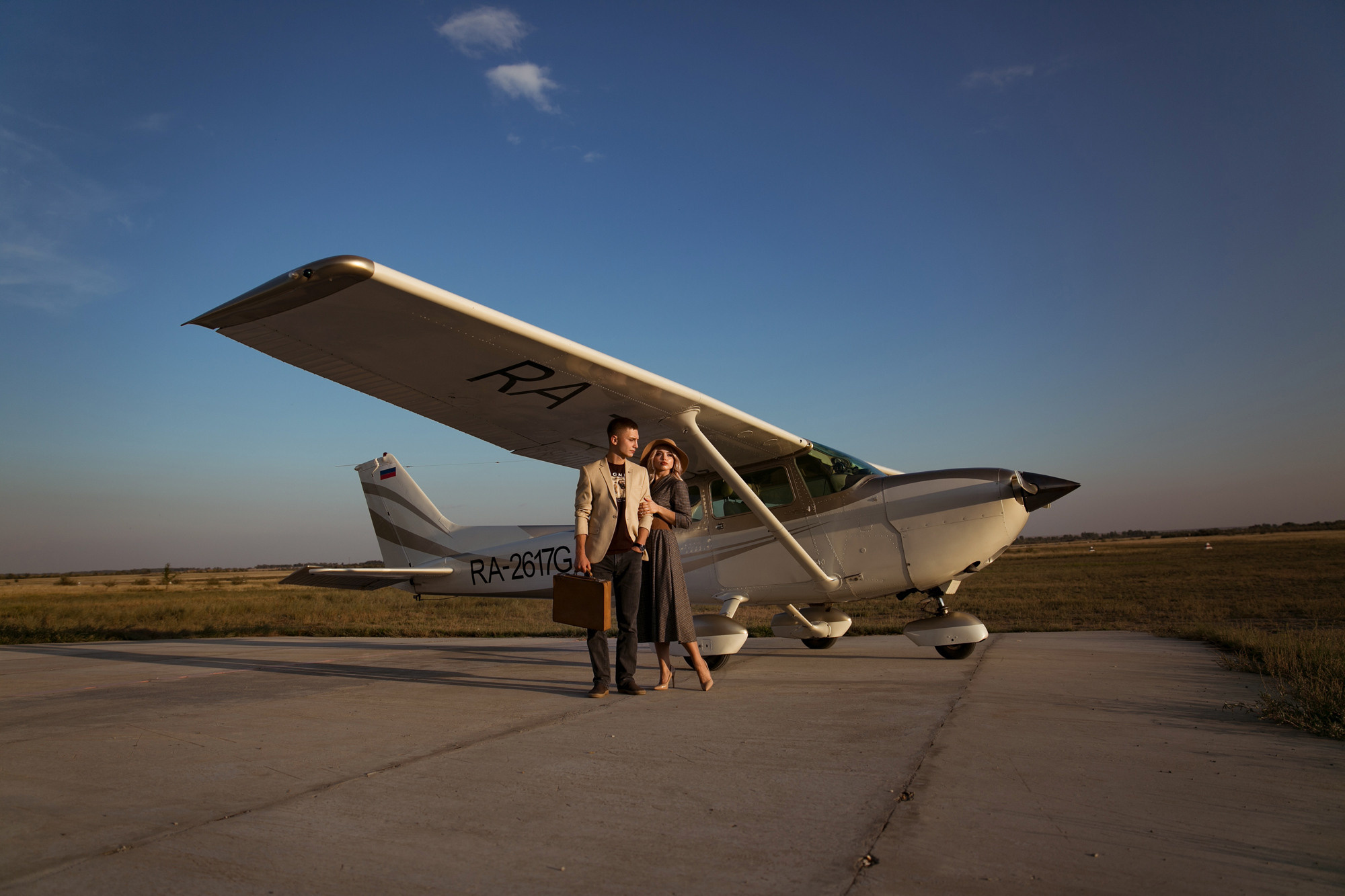 Фотосессия пары возле самолета. Свадебный и портретный фотограф в Санкт-Петербурге Надежда Чечулина