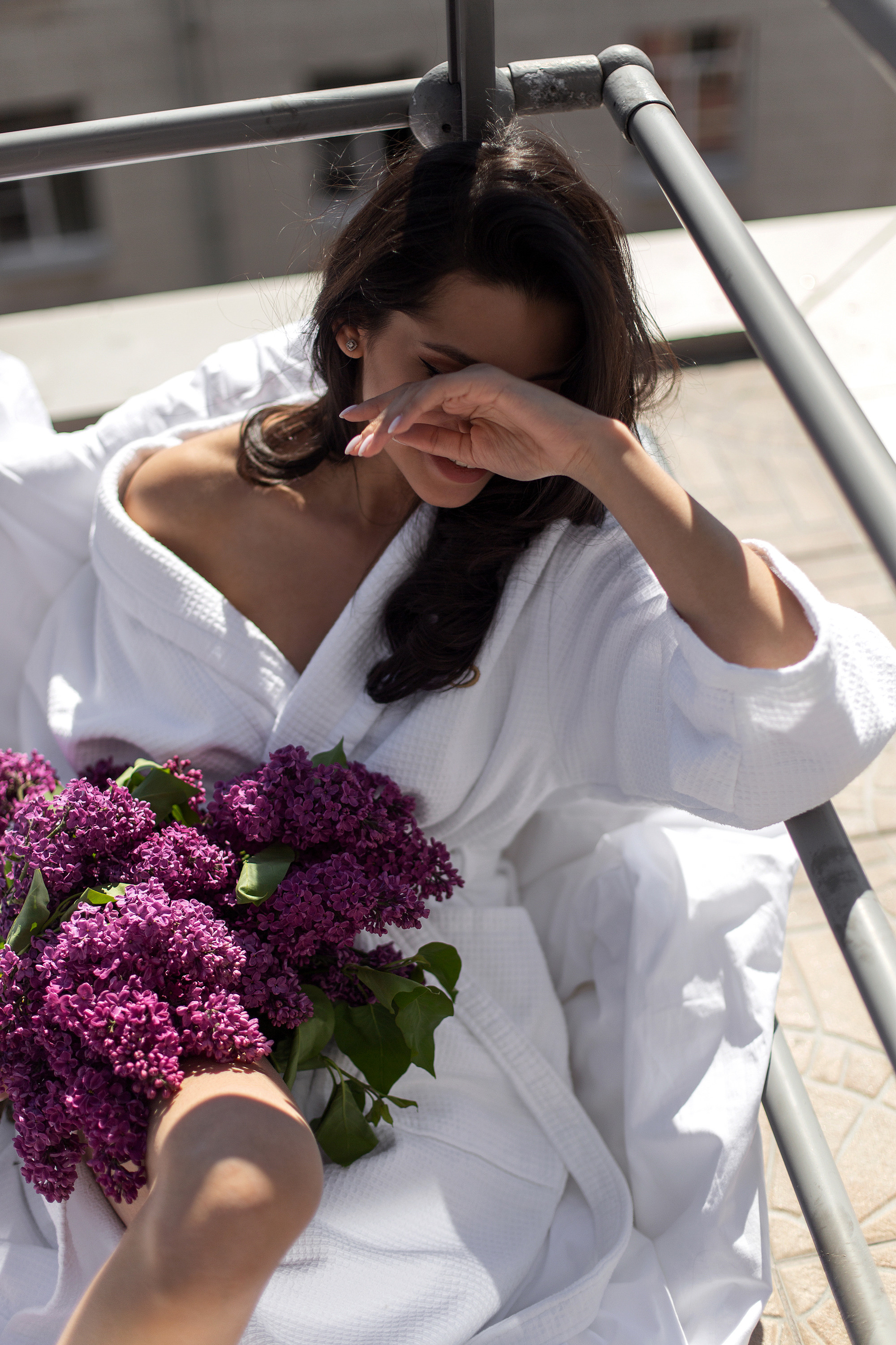 Фотосъемка девушки в отеле с сиренью. Свадебный и портретный фотограф в Санкт-Петербурге Надежда Чечулина