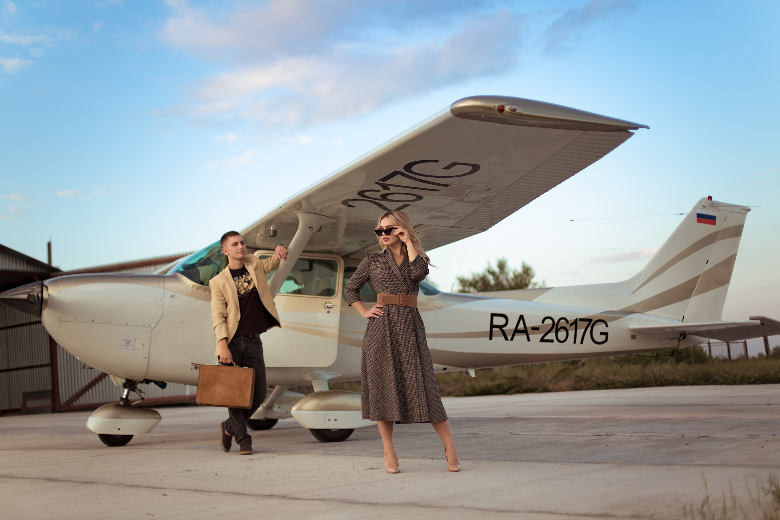 Фотосессия пары возле самолета. Свадебный и портретный фотограф в Санкт-Петербурге Надежда Чечулина