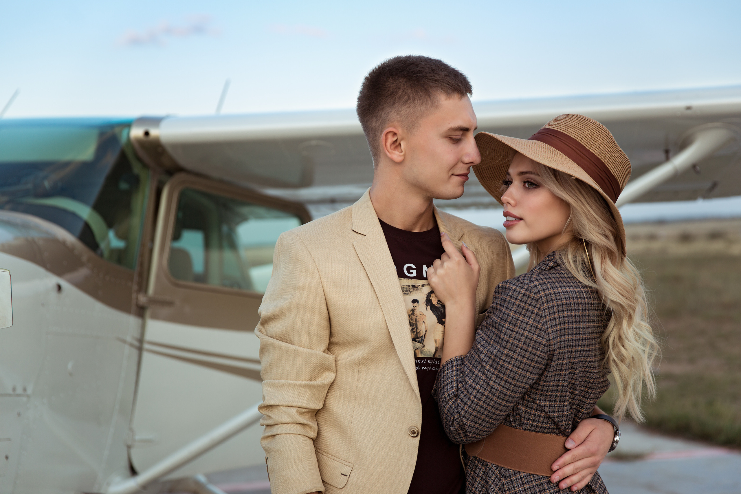 Фотосессия пары возле самолета. Свадебный и портретный фотограф в Санкт-Петербурге Надежда Чечулина