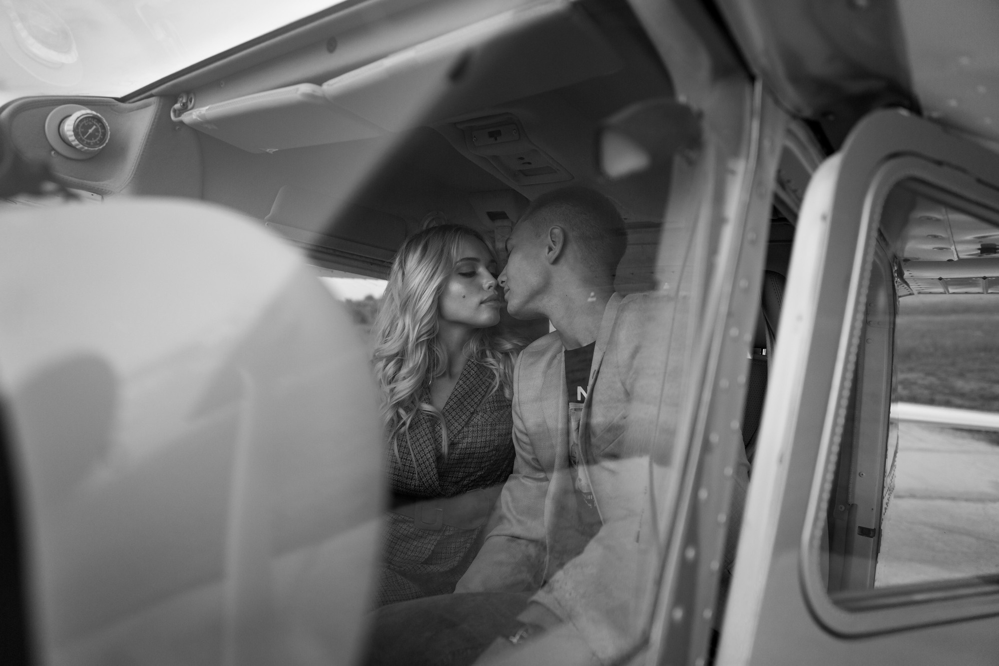 Фотосессия пары возле самолета. Свадебный и портретный фотограф в Санкт-Петербурге Надежда Чечулина