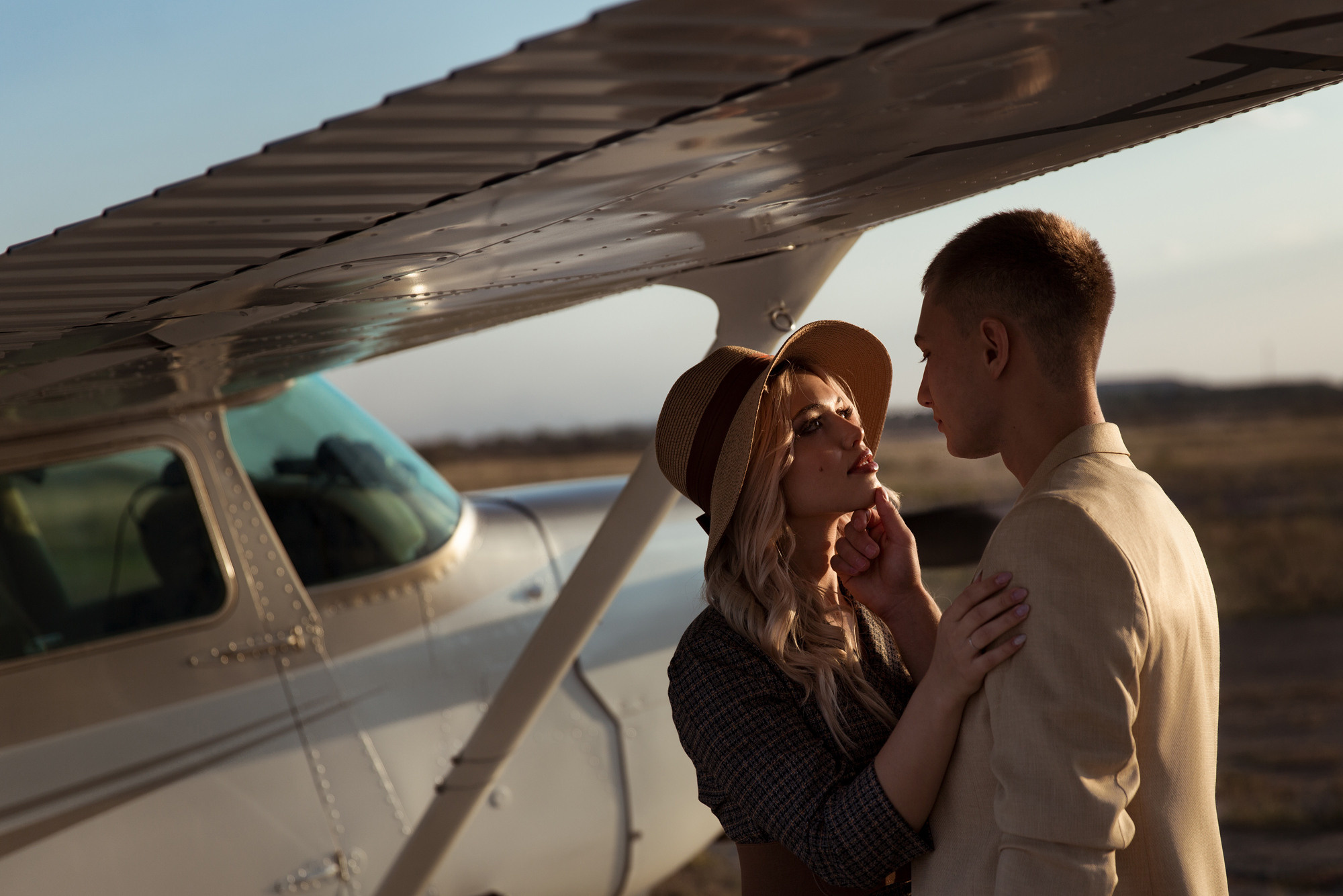 Фотосессия пары возле самолета. Свадебный и портретный фотограф в Санкт-Петербурге Надежда Чечулина