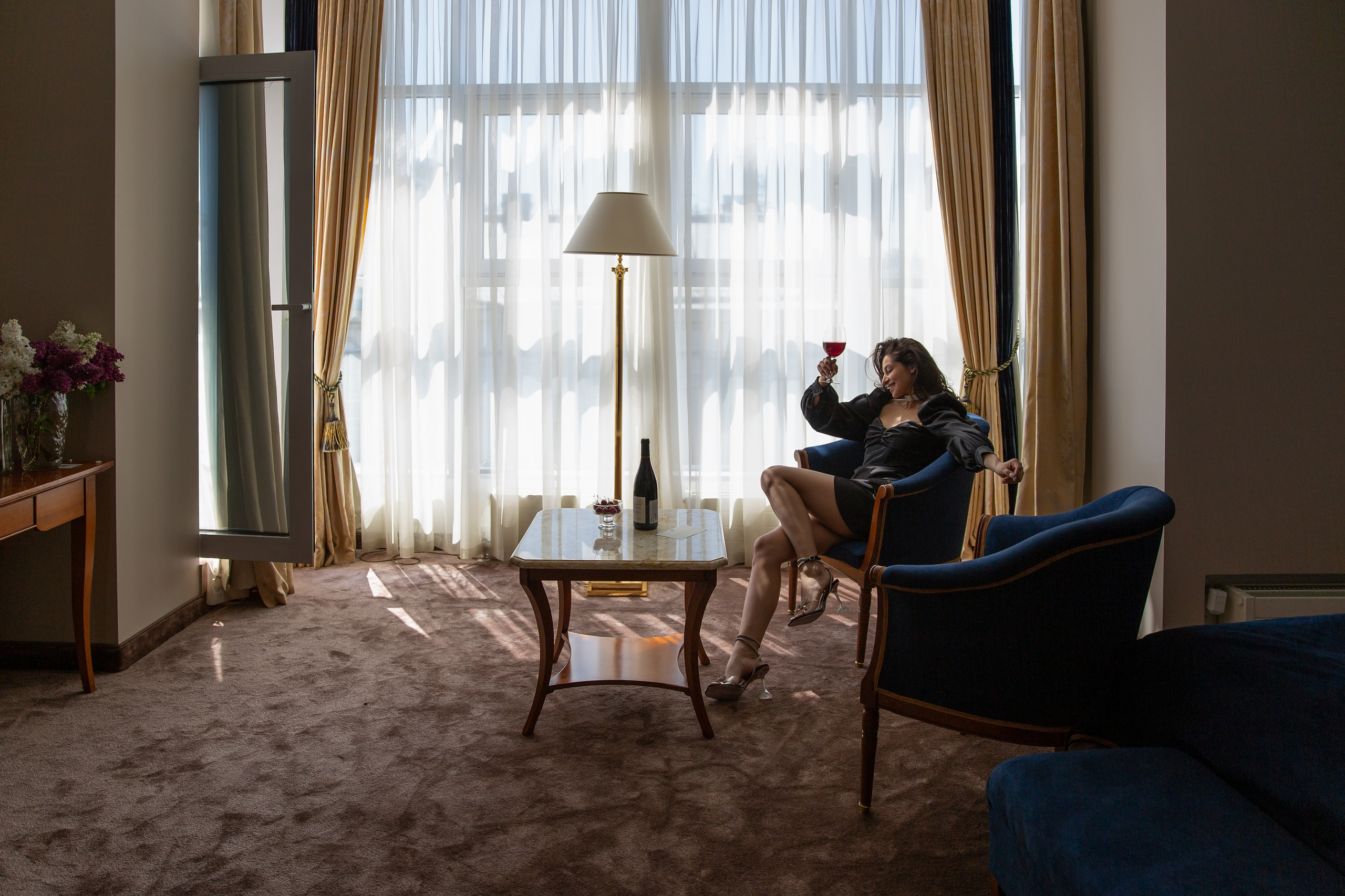 Фотосъемка девушки в отеле с сиренью. Свадебный и портретный фотограф в Санкт-Петербурге Надежда Чечулина