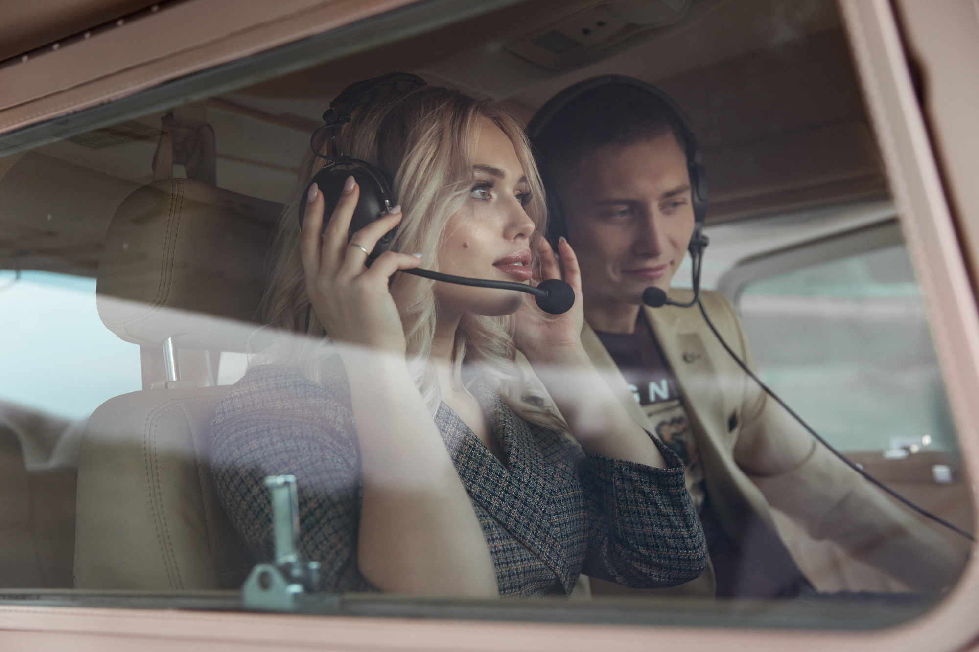 Фотосессия пары возле самолета. Свадебный и портретный фотограф в Санкт-Петербурге Надежда Чечулина