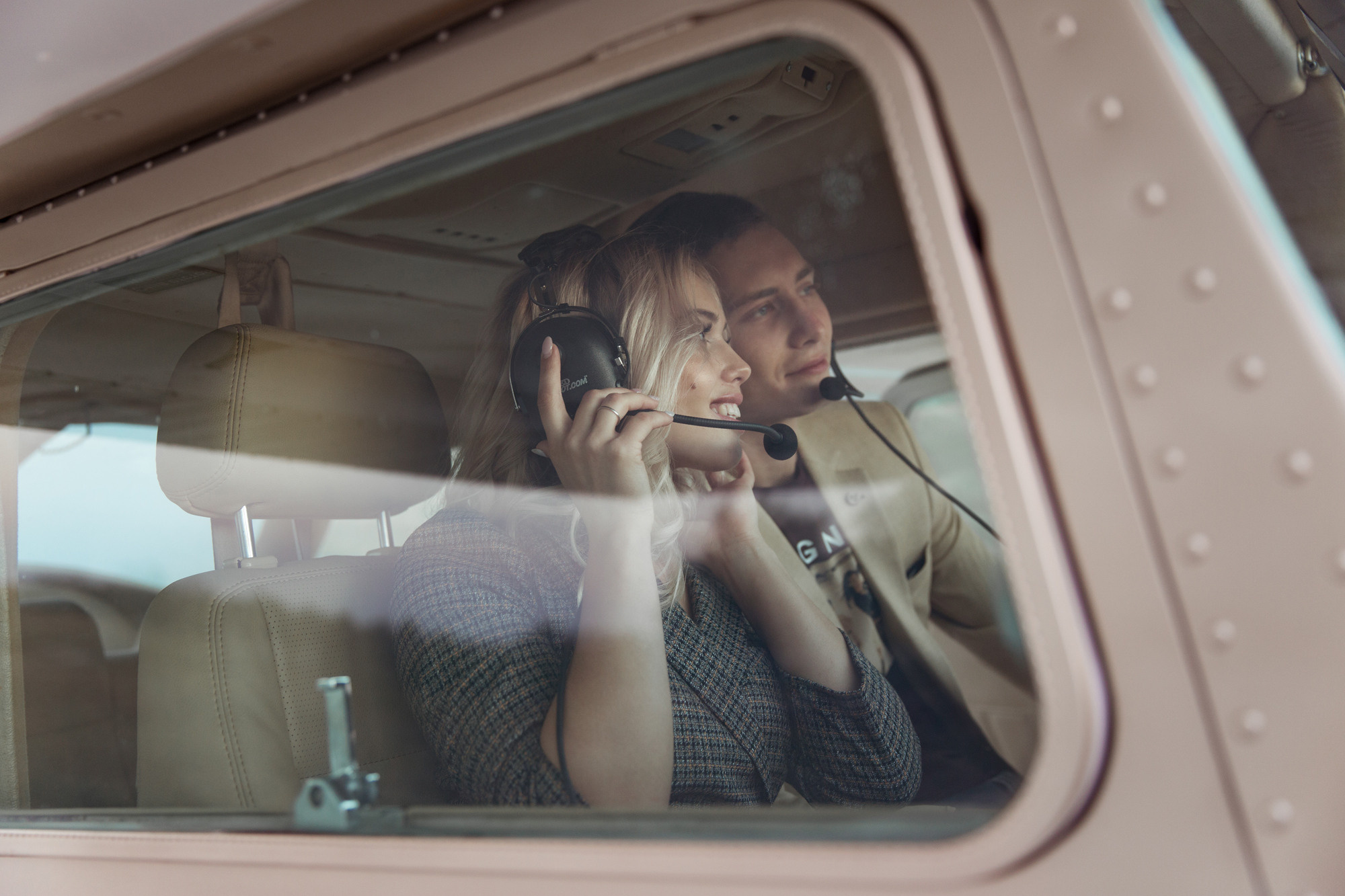 Фотосессия пары возле самолета. Свадебный и портретный фотограф в Санкт-Петербурге Надежда Чечулина