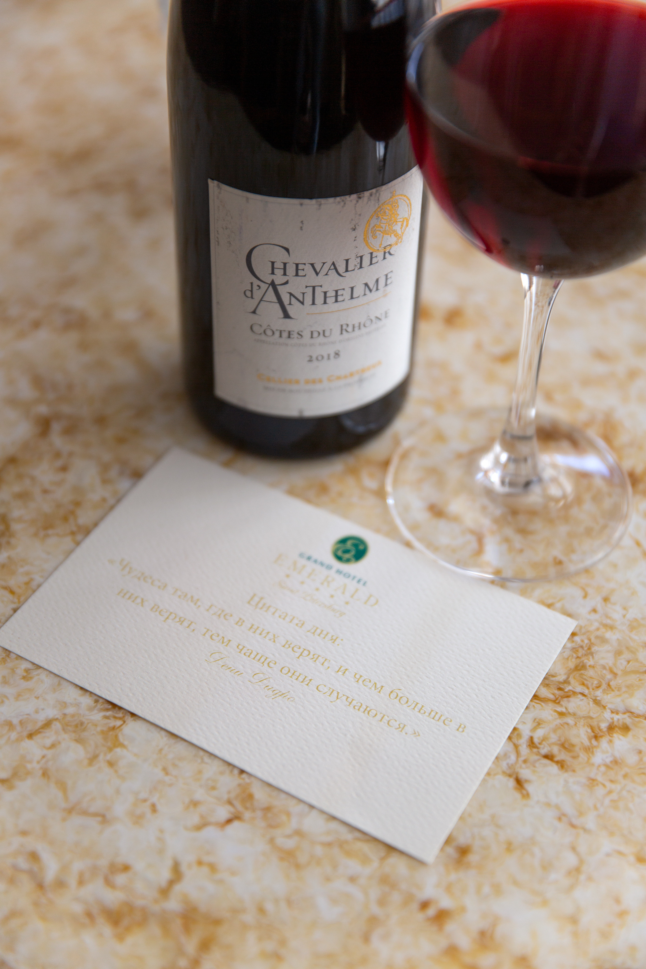 Фотосъемка девушки в отеле с сиренью. Свадебный и портретный фотограф в Санкт-Петербурге Надежда Чечулина