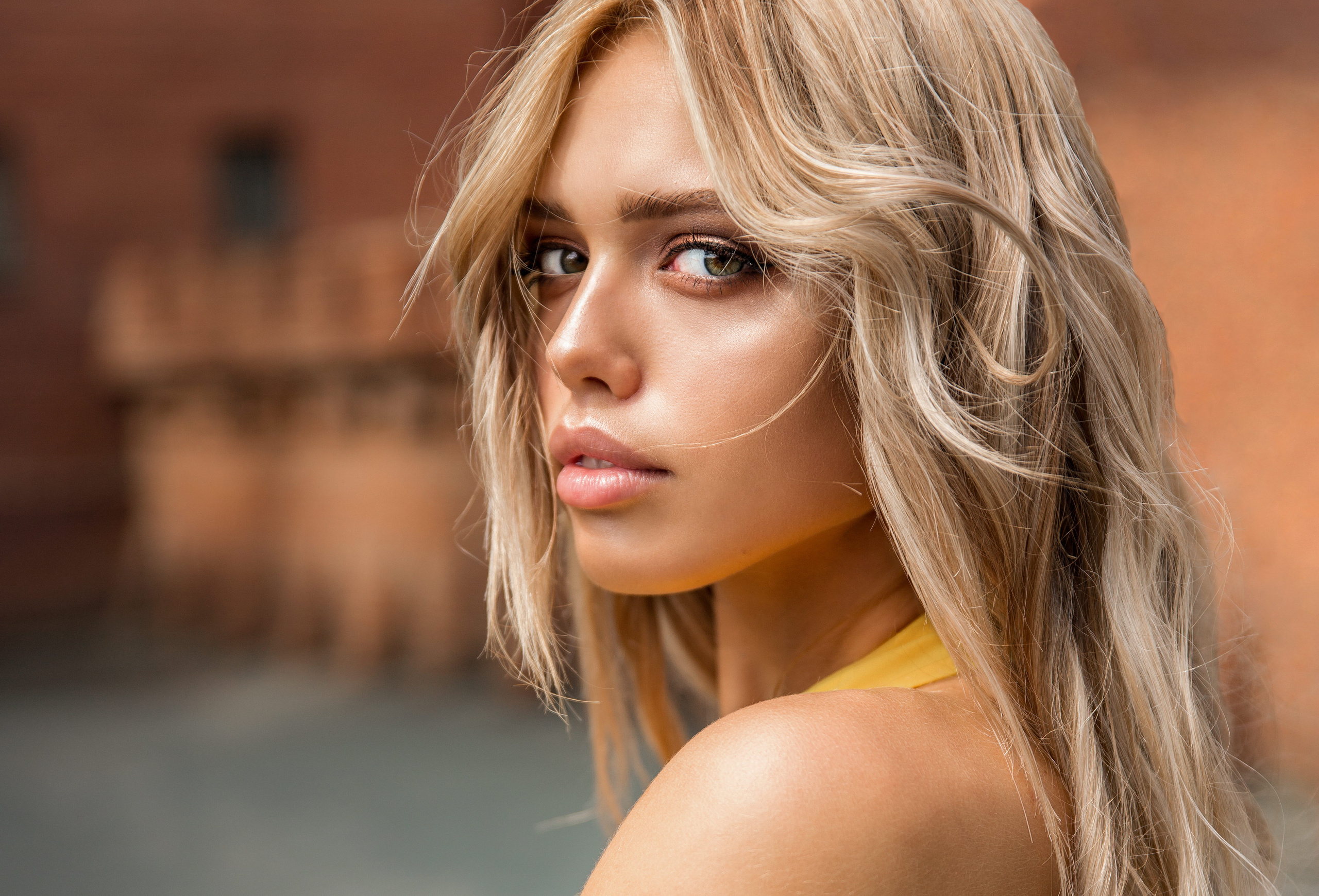 Портретная фотосессия девушки возле замка. Свадебный и портретный фотограф в Санкт-Петербурге Надежда Чечулина