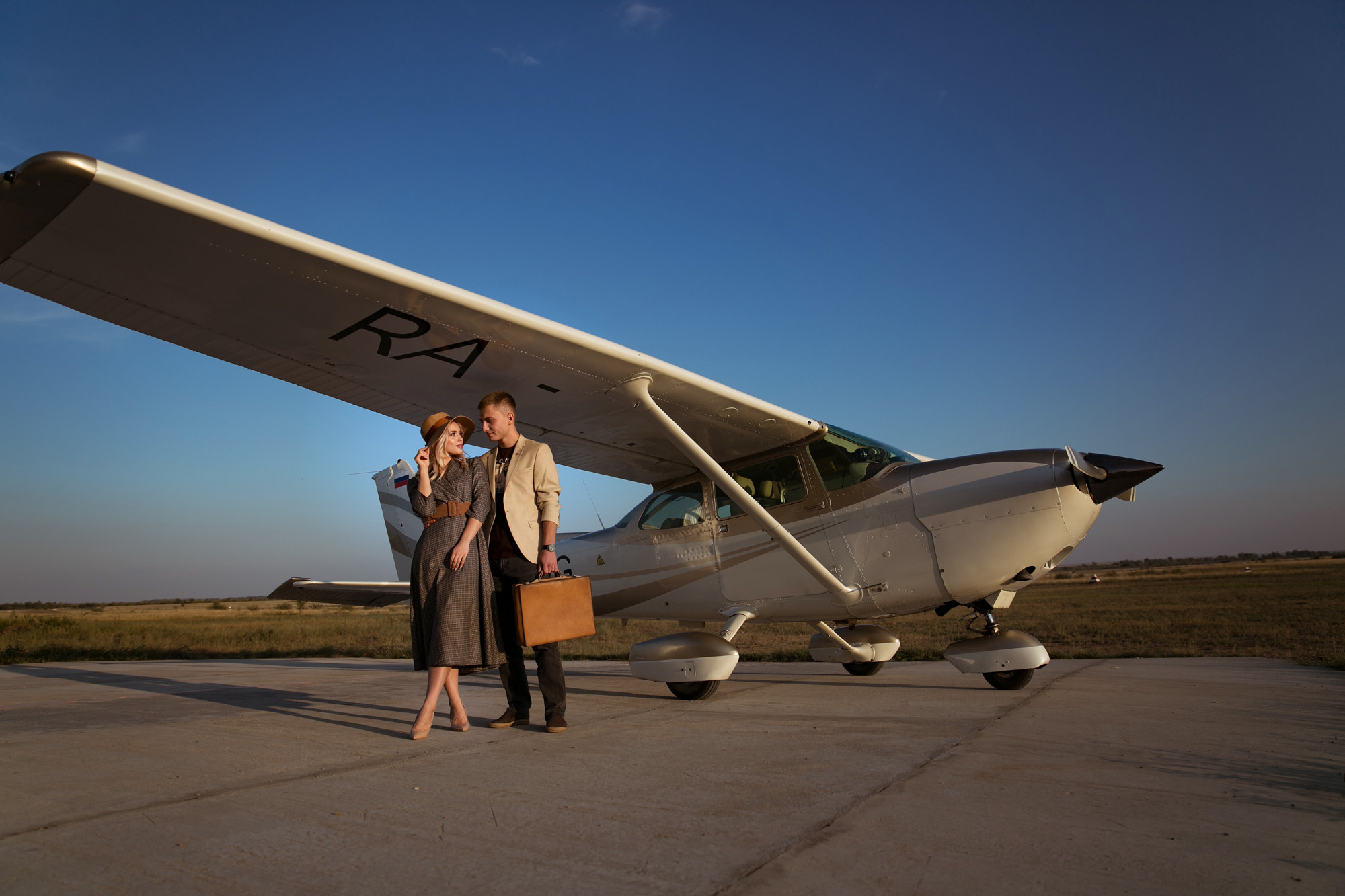 Фотосессия пары возле самолета. Свадебный и портретный фотограф в Санкт-Петербурге Надежда Чечулина