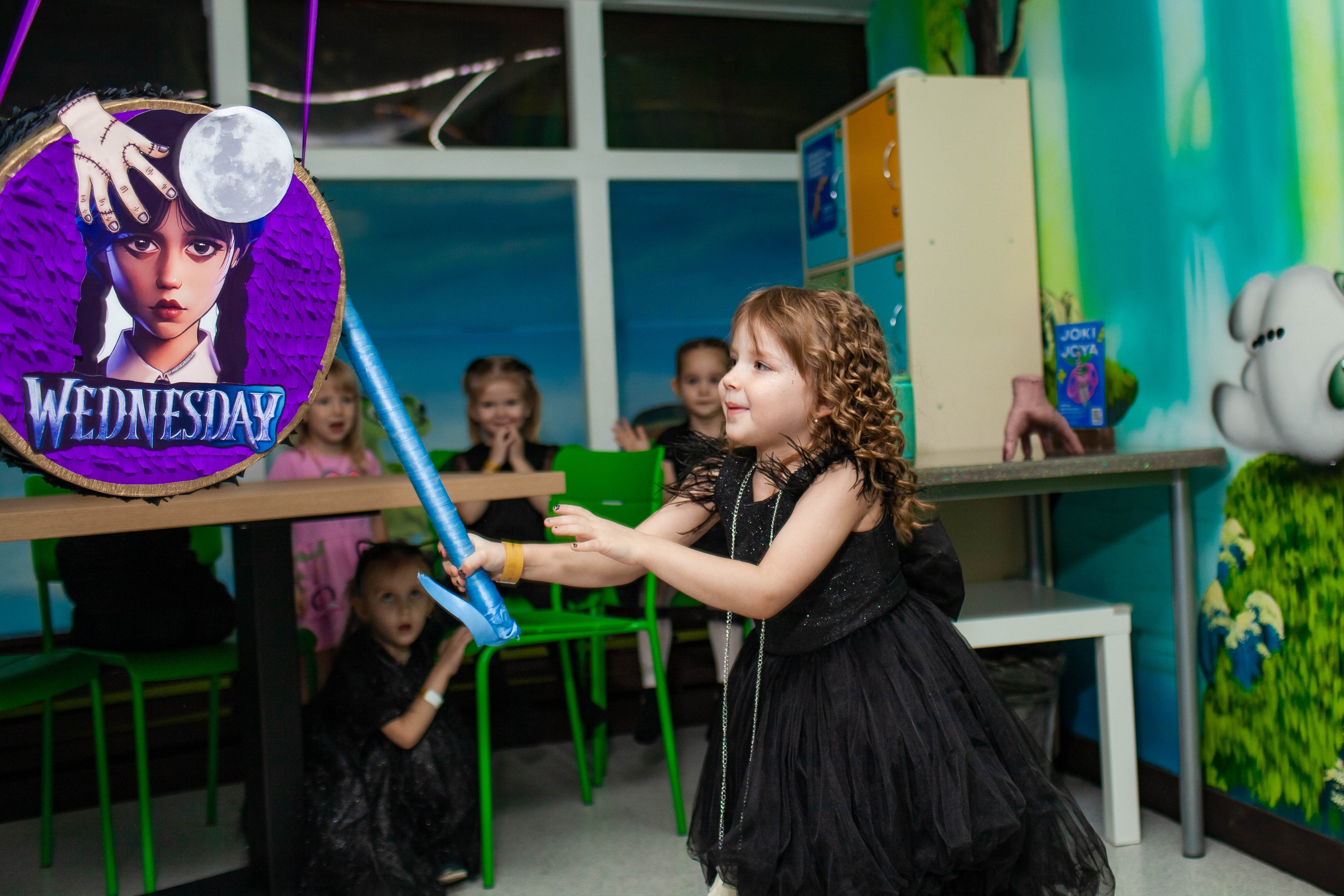 День Рождения Анечки в стиле Уэнсдей. Детский и семейный фотограф в Санкт-Петербурге Елизавета Сорокина
