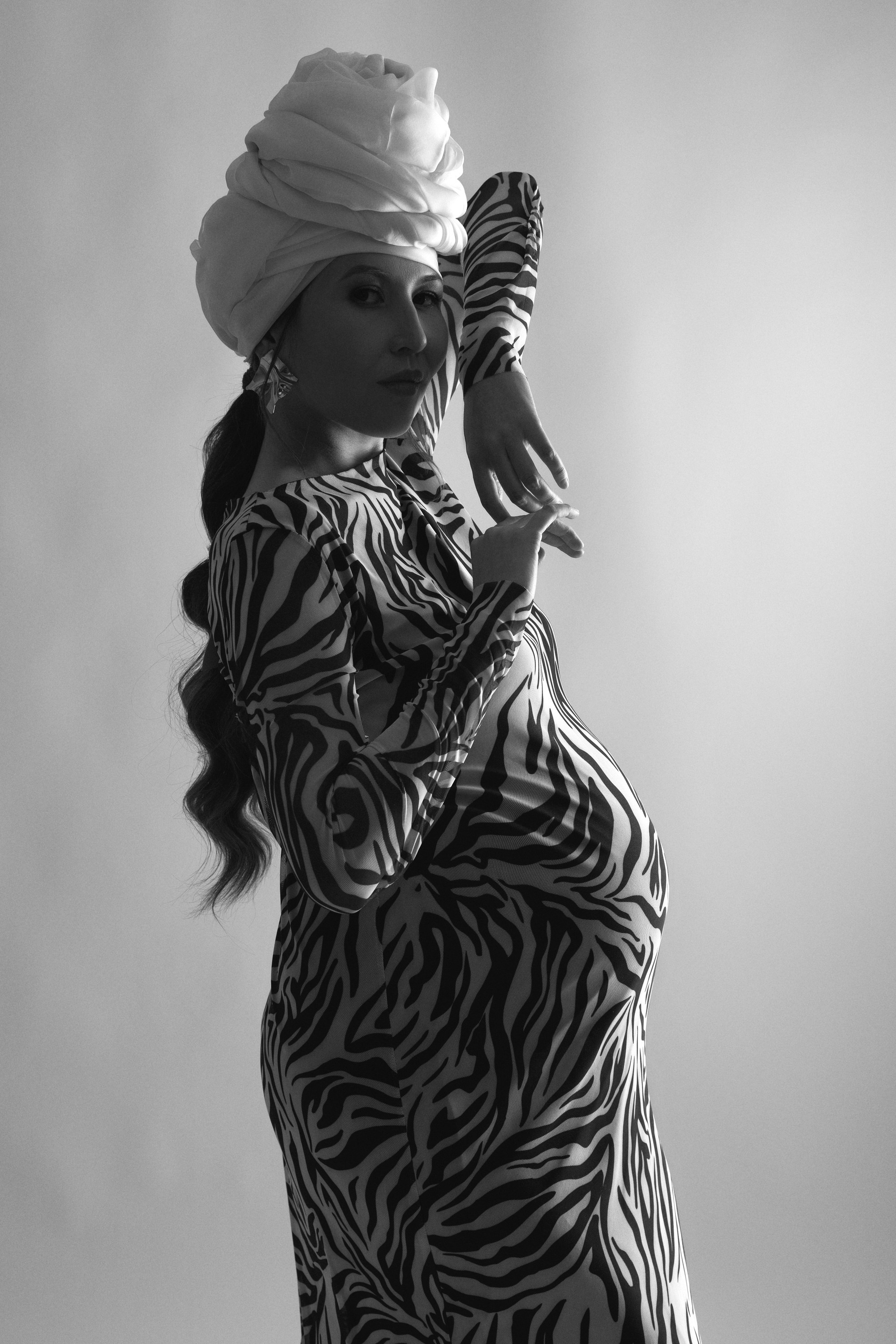 Фотосъемка беременности в стиле минимализм в фотостудии Тамбова, Липецка, Воронежа у детского и семейного фотографа Марины Смаль, девушка с восточной внешностью