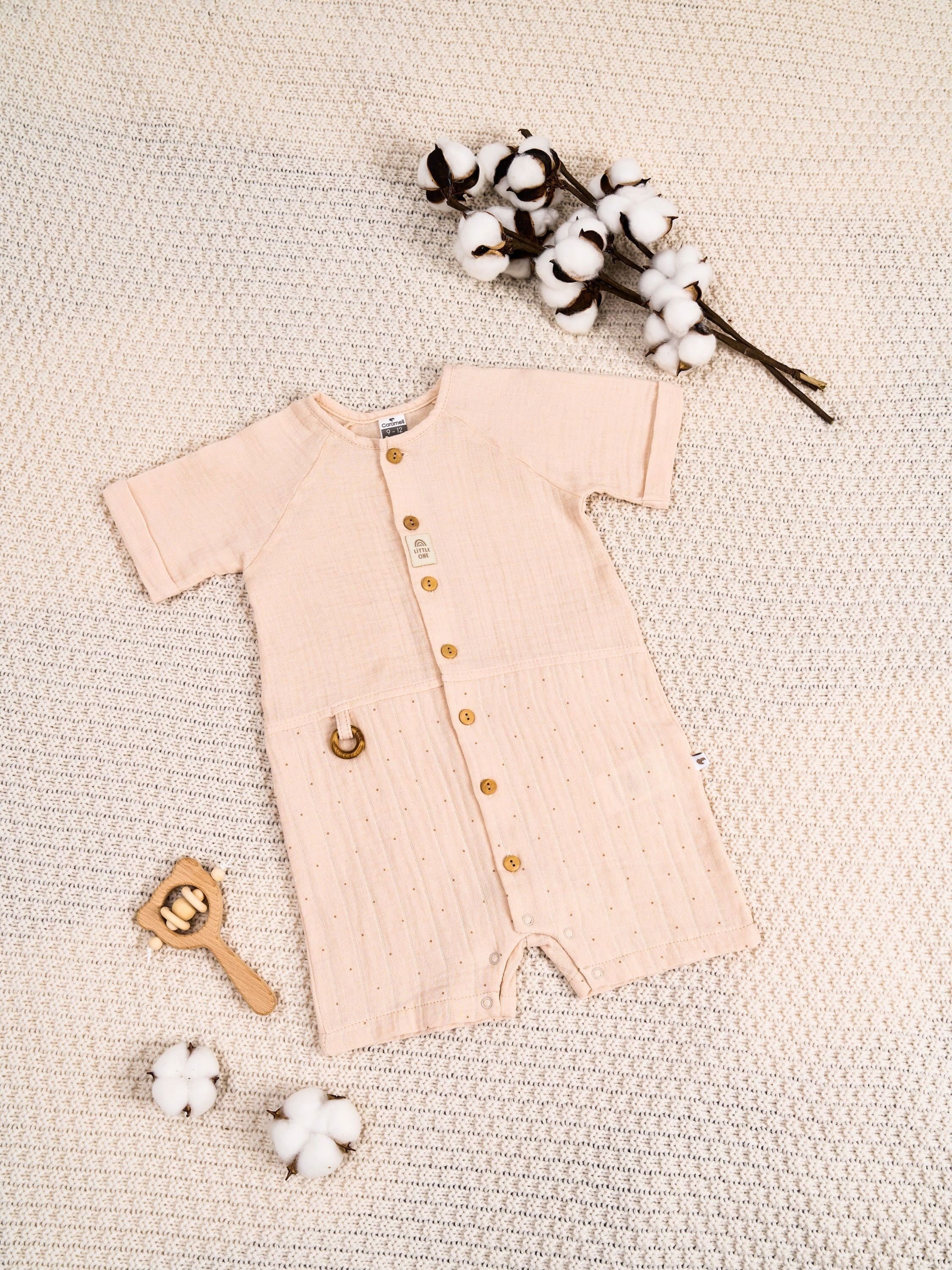 Предметная съемка детских товаров на мягкой поверхности, подчеркивая комфорт и безопасность.