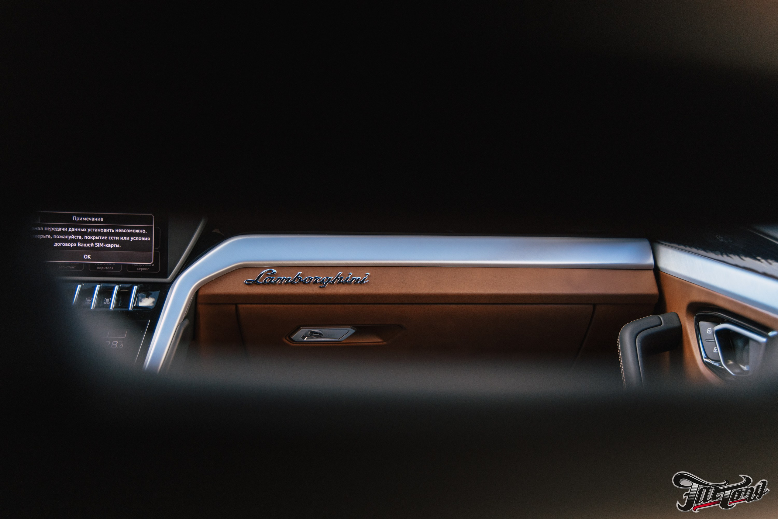 Lamborghini Urus перешив поврежденных элементов салона, окрас капота и деталей. DeLorein