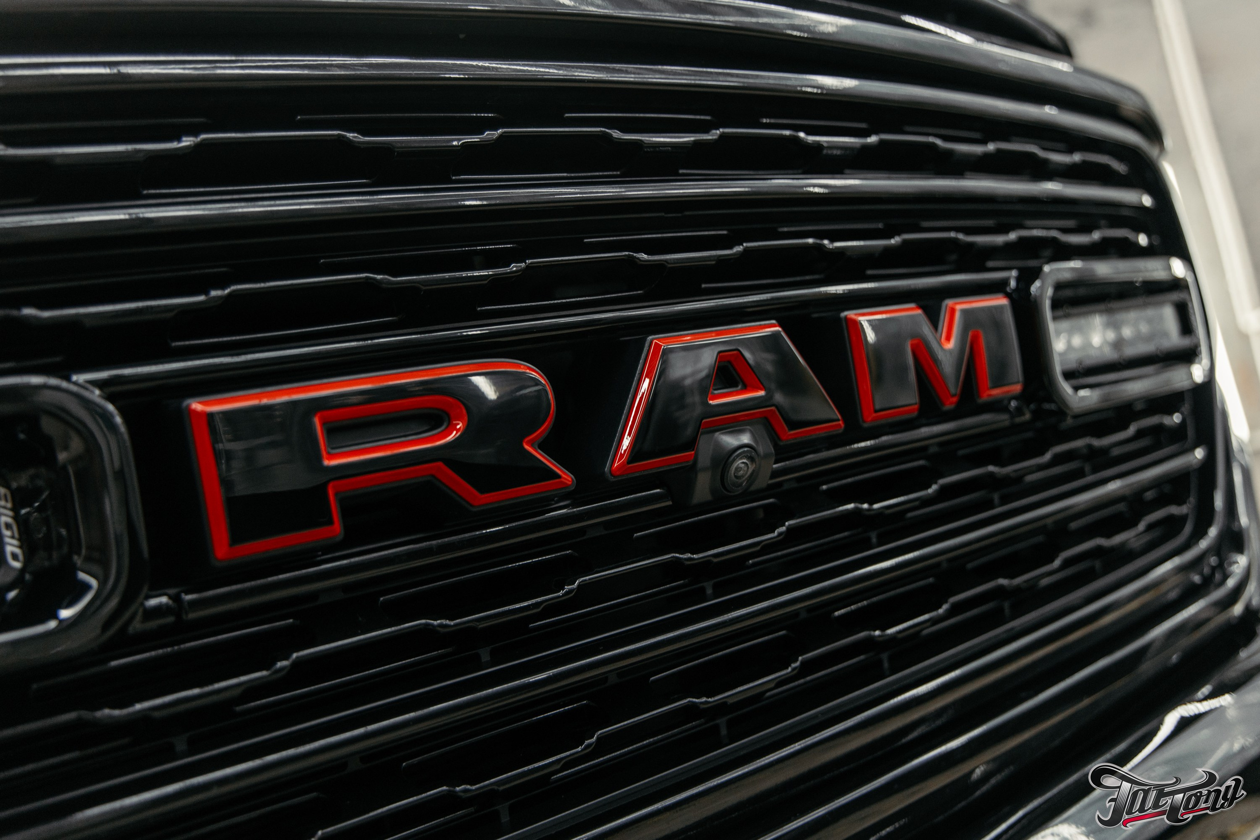 Ram 1500 ламинация карбоном, окрас шильдов, проушин, установка света в решетку. DeLorein