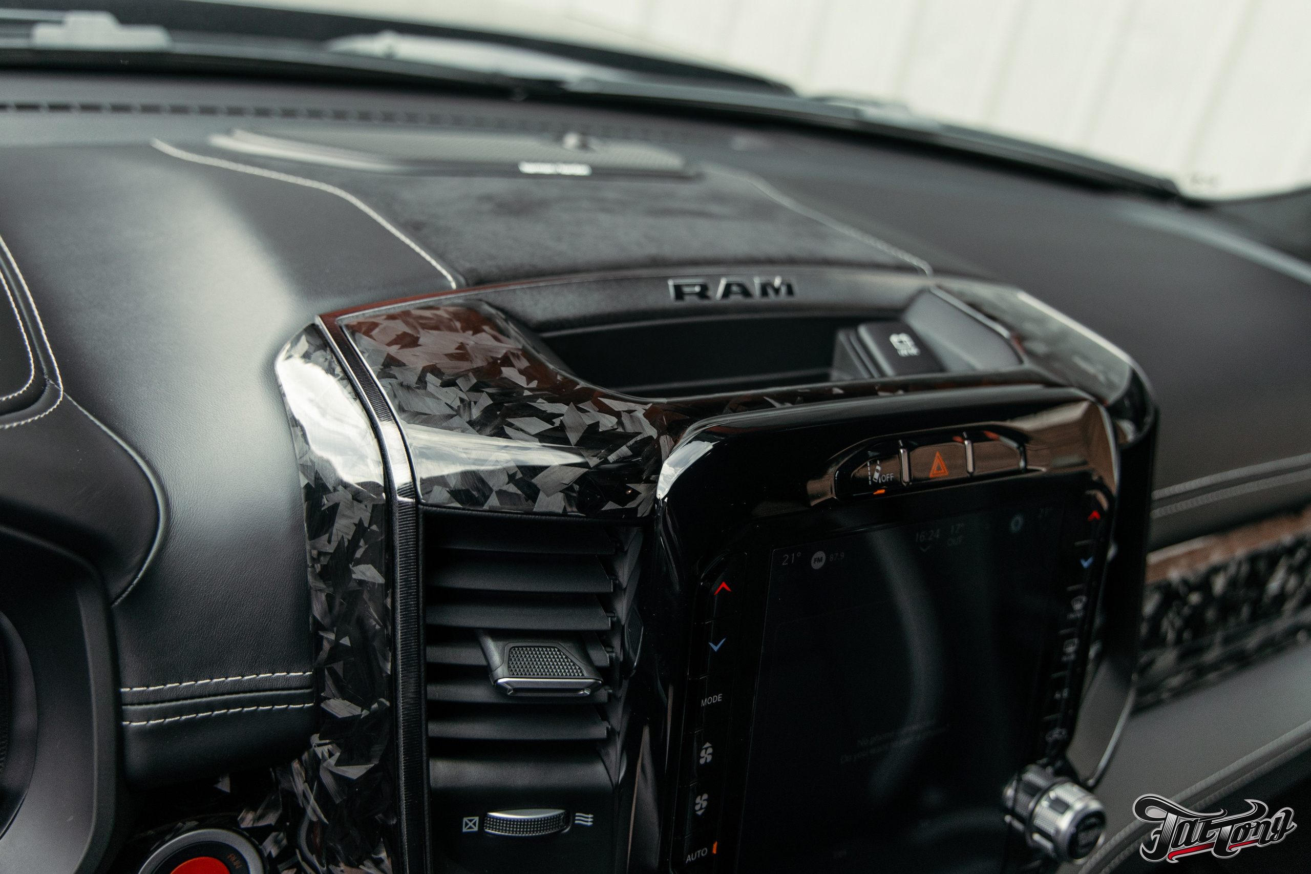 Ram TRX ламинация карбоном внешних элементов кузова, салона и установка распорки. DeLorein