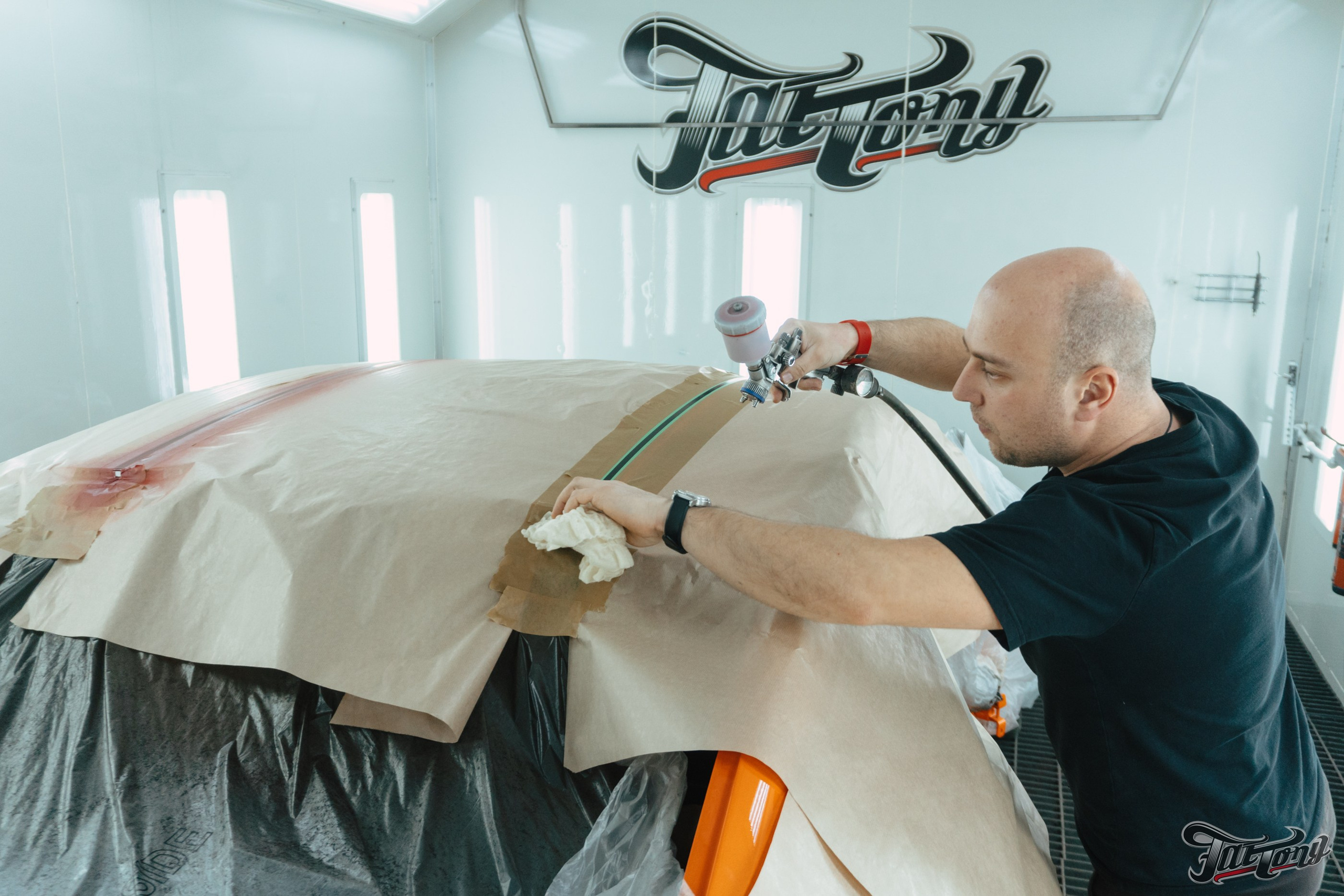 Ford Mustang Roush оранжевый окрас кузова и выкрас полос. DeLorein