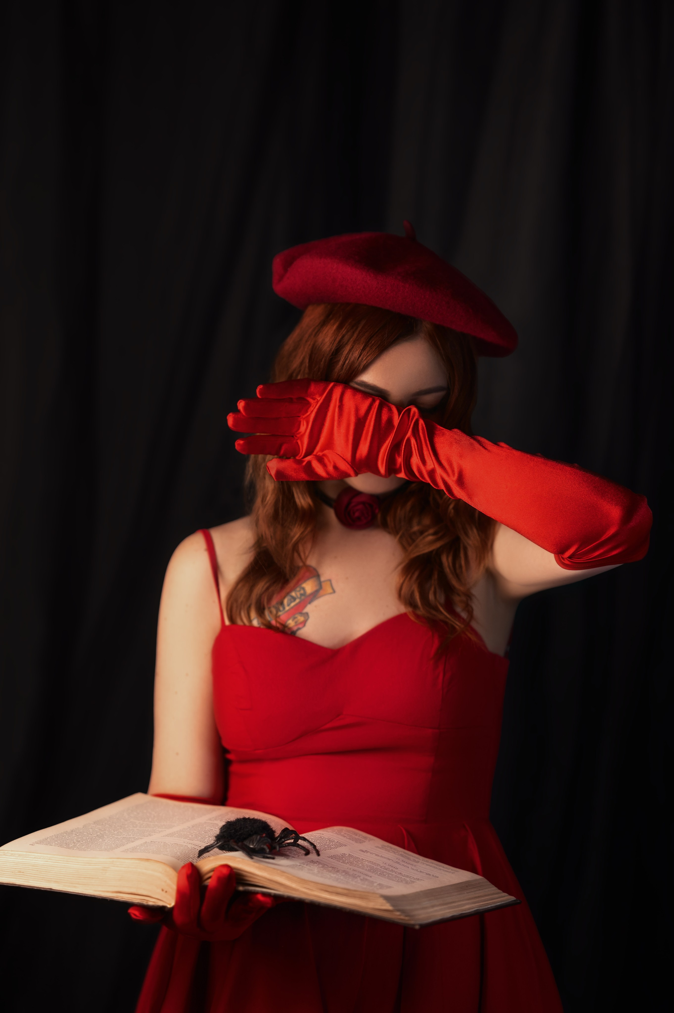 Фотосессия к сезону: девушка в красном платье и берете. Студия, Волгодонск, художественный портрет. Автор — Е. Жуйкова.