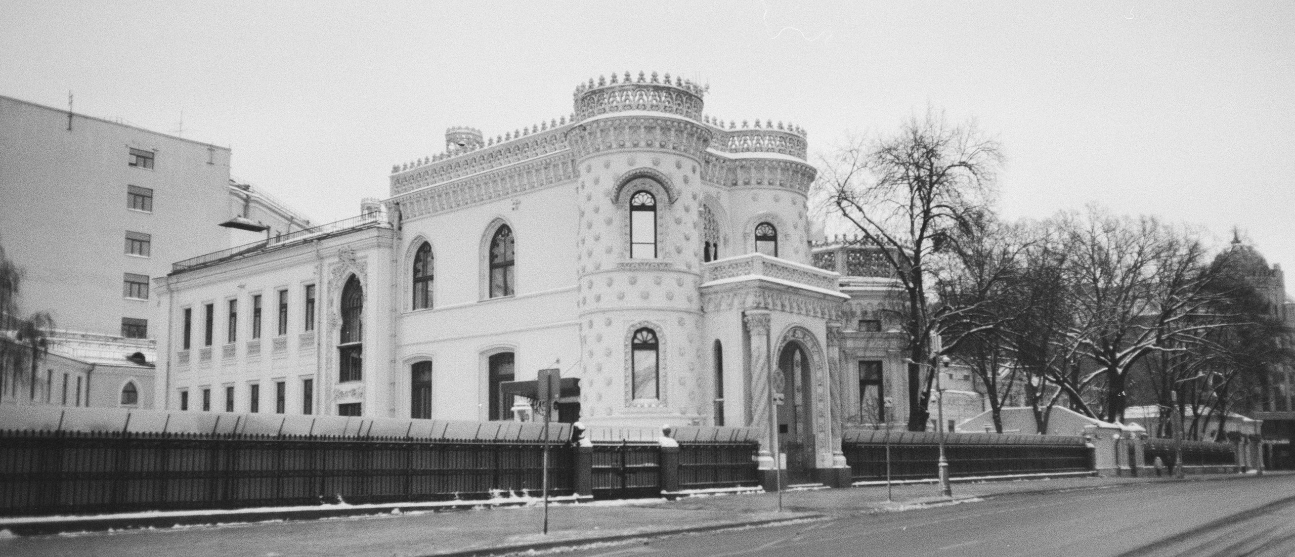 Воздвиженка / Voigtlander Bessa-T — Ultron 28 mm f2 / Fomapan 400 BW