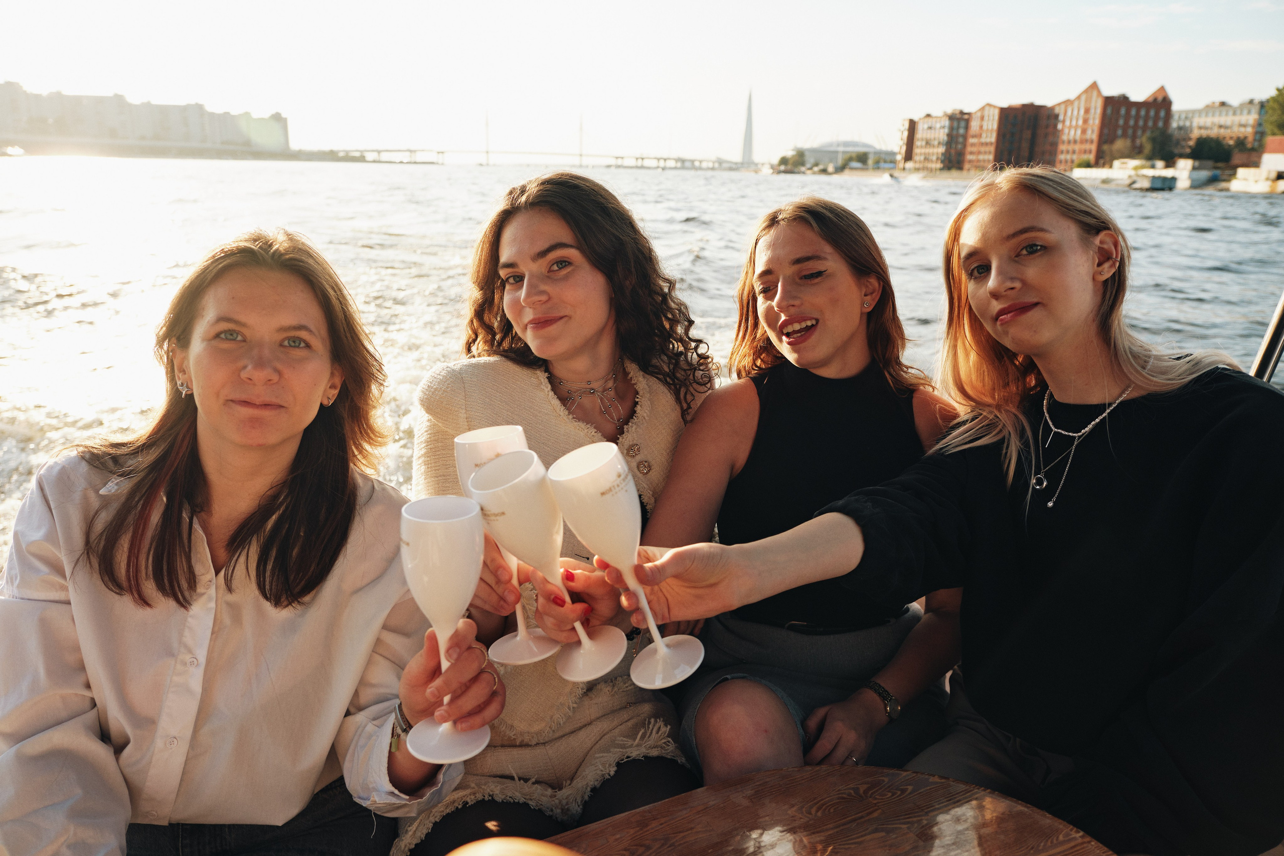 Фотосессия на катере в Санкт-Петербурге. Семейные и свадебные фотосессии в СПб, в студии, на улице, на природе